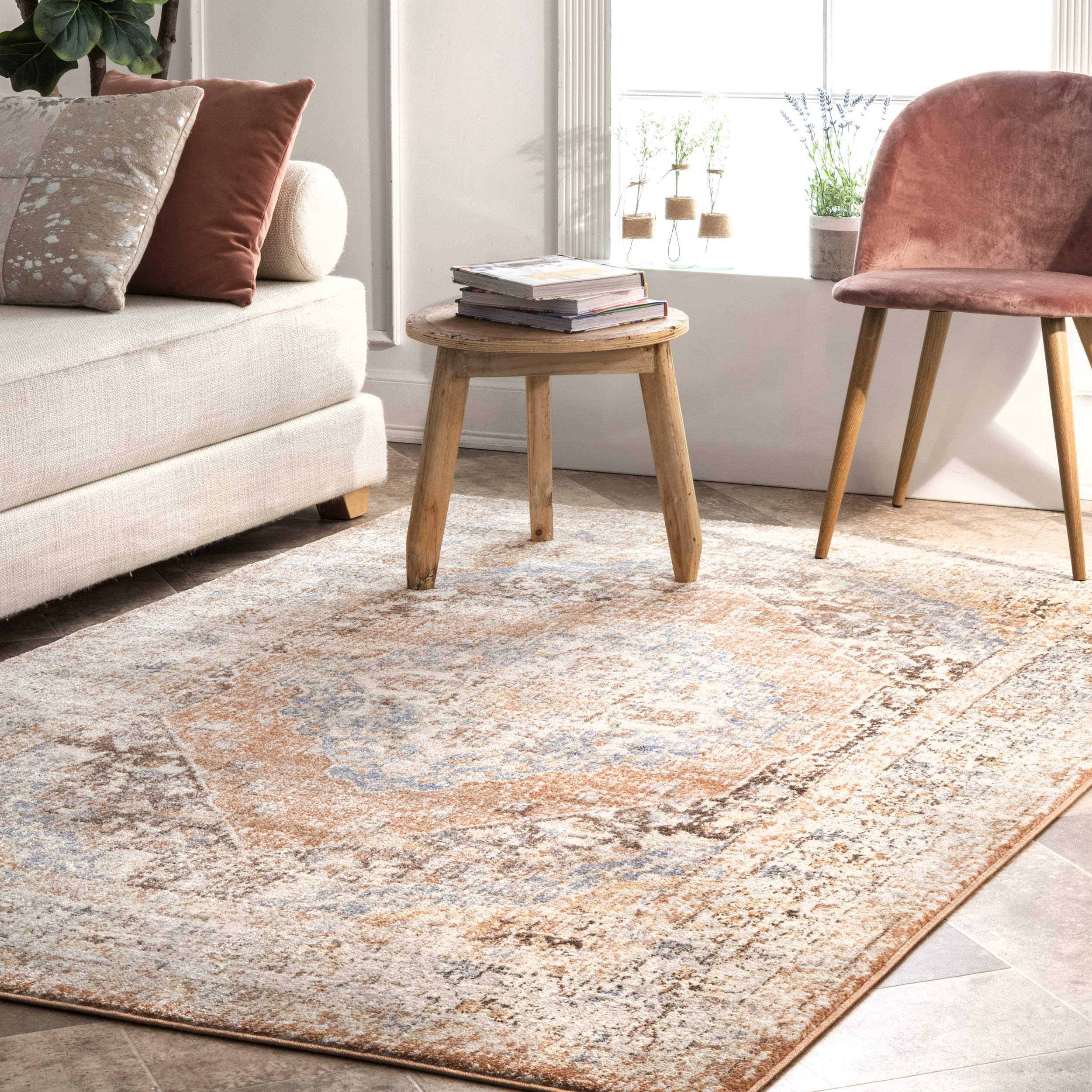Tapis Vintage Kate nuLOOM beige pour réchauffer un meuble froid