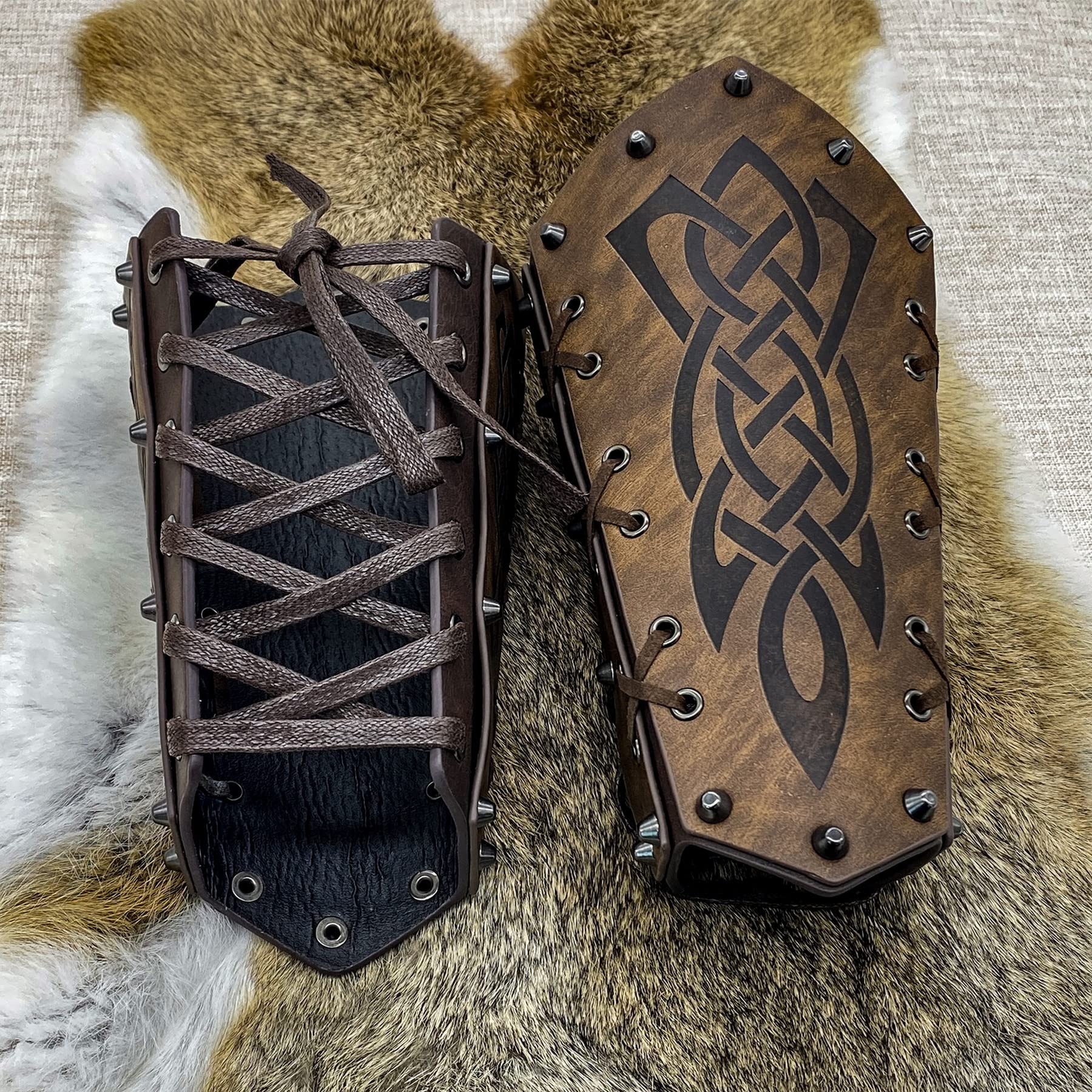 2 Pièces Bracelets Viking pour Homme, Protège Bras Médiéval en Faux Cuir, Bracelets de Tir à l'Arc Rétro, Vambrace Médiéval, Accessoires LARP