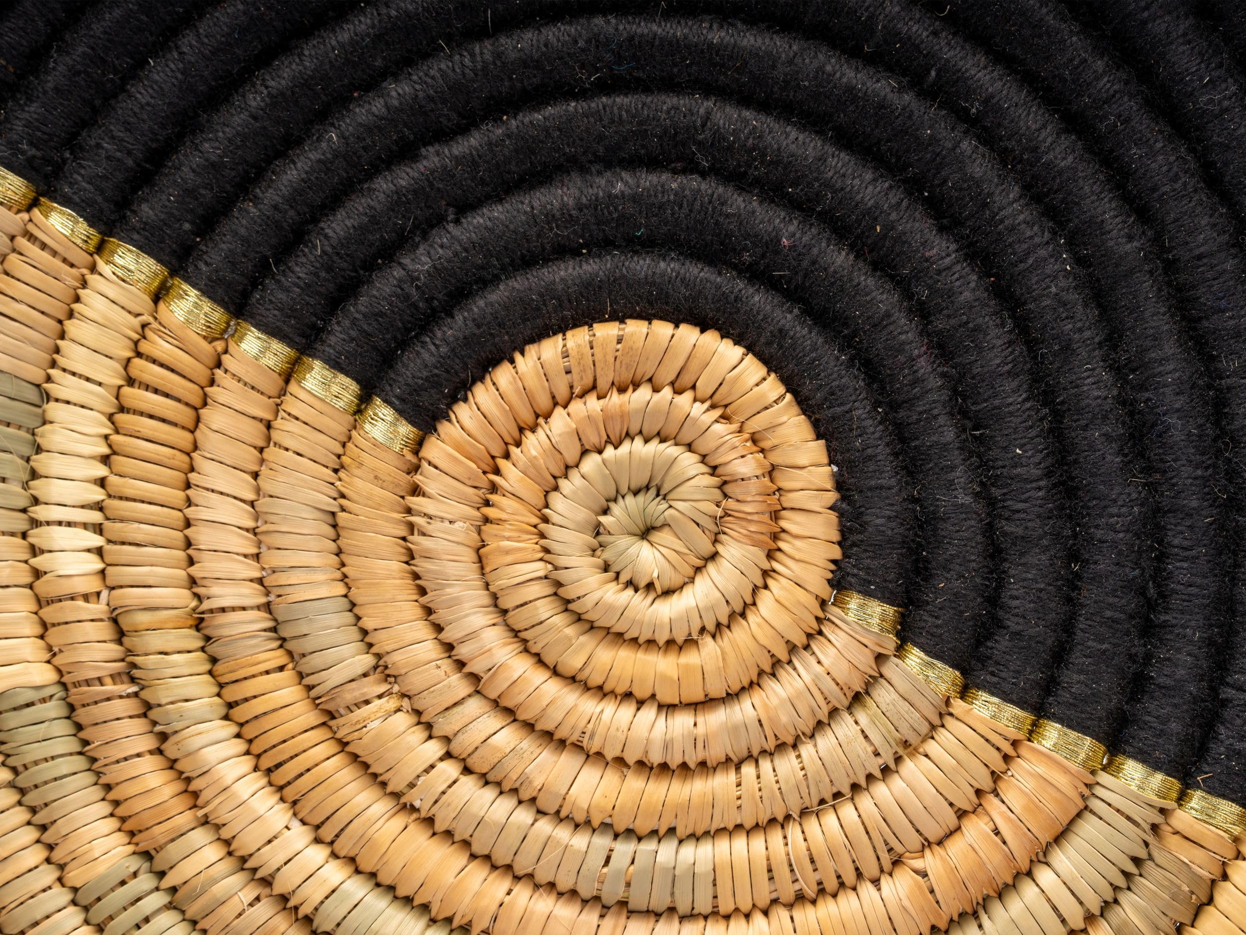 Bandeja Decorativa Bereber, Tejido a Mano, Diseño Bicolor Negro y Natural, Aprox. 45 cm, Plato de Mimbre Marruecos