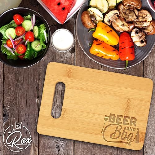 Miniatura 4 de On The Rox Regalos para papá  Tabla de cortar cerveza y barbacoa (9 x 6 pulgadas)  Regalos personalizados para papá para hombres  Tabla de bambú