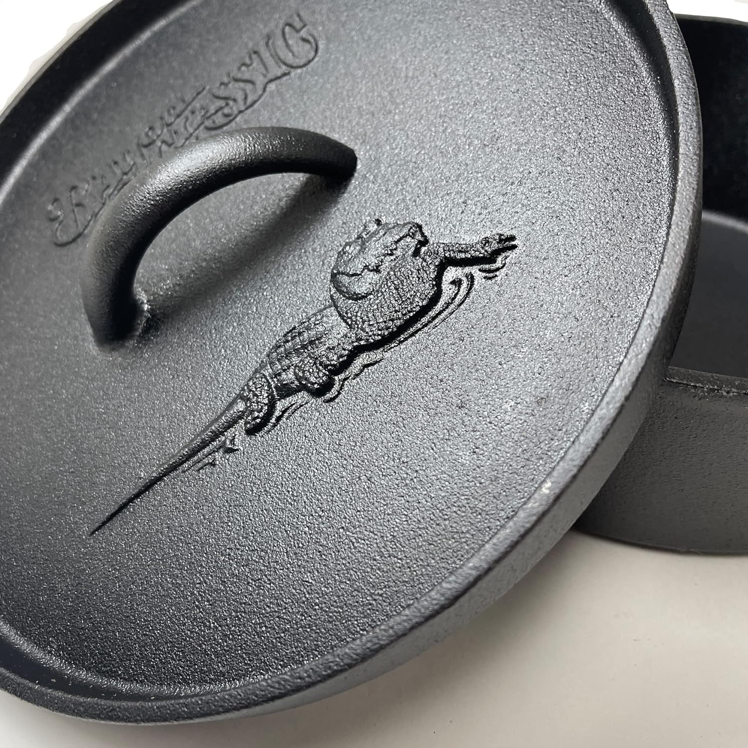 Bayou Classic 7400 4-Quart Cast Iron Dutch Oven