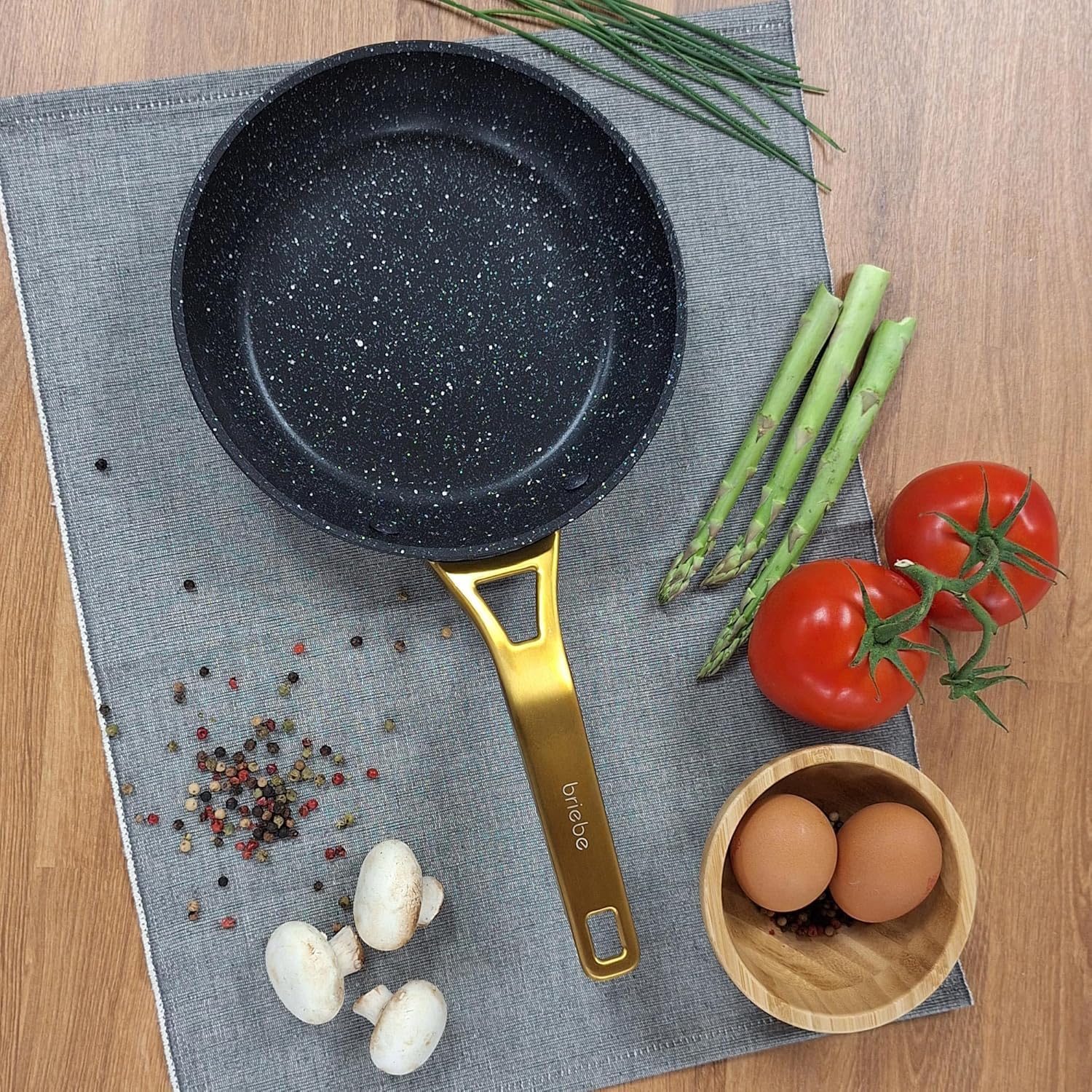 briebe Gold Titanium Set de 3 Poêles Induction, Antiadhésives Titane 18-20-24cm, Aluminium Forgé, Revêtement sans PFOA, Manche Professionnel Acier Inox, Vitrocéramique, Gaz, 3 Protecteurs