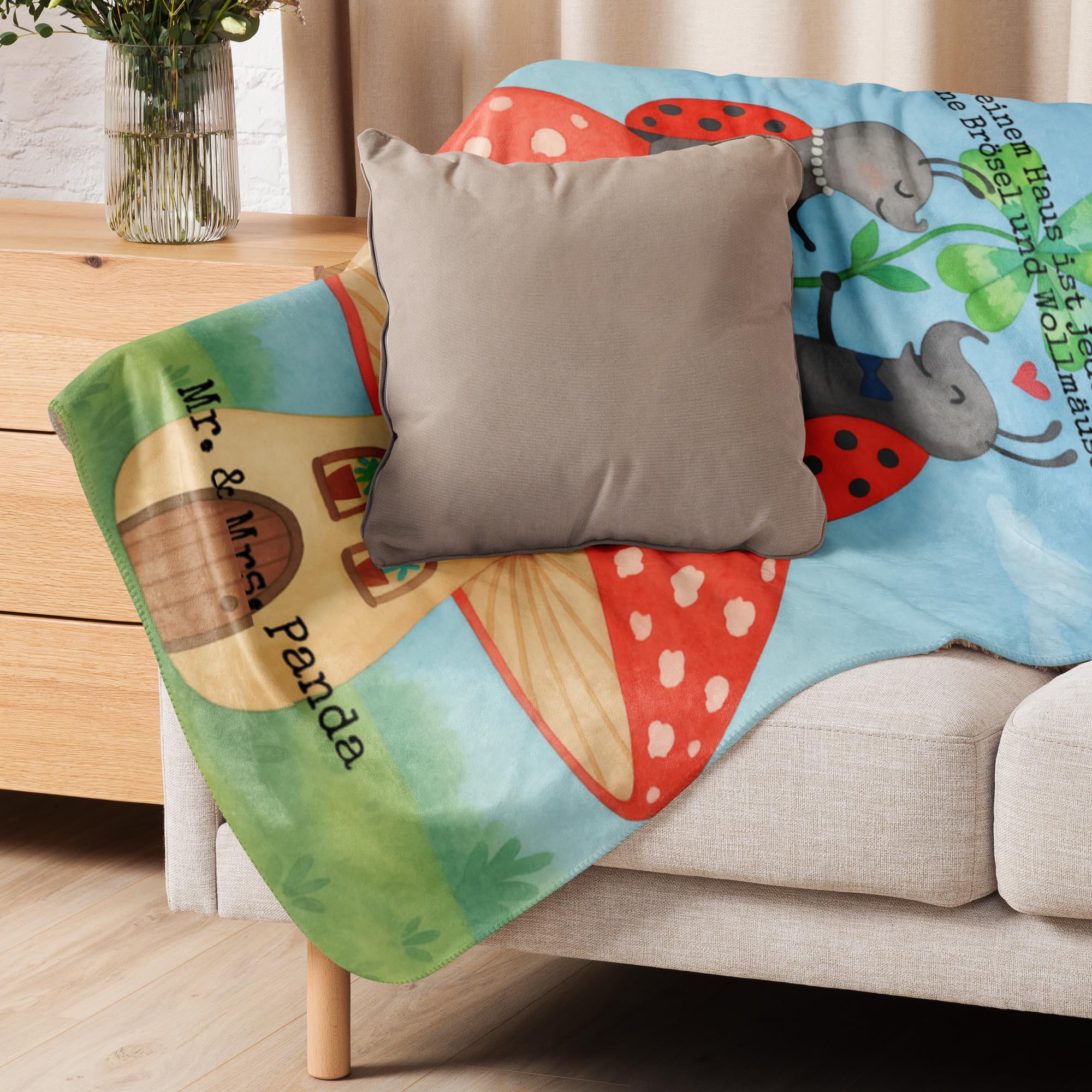 Mr. & Mrs. Panda Heimdecke Marienkäfer Fliegenpilz Design 100 x 150 cm - Geschenk, Lustige Sprüche, Zuhause, Wohnung, Decke, Fleigenpilzhaus, Sofadecke, Plaid, Tagesdecke, Haus, Wärmedecke