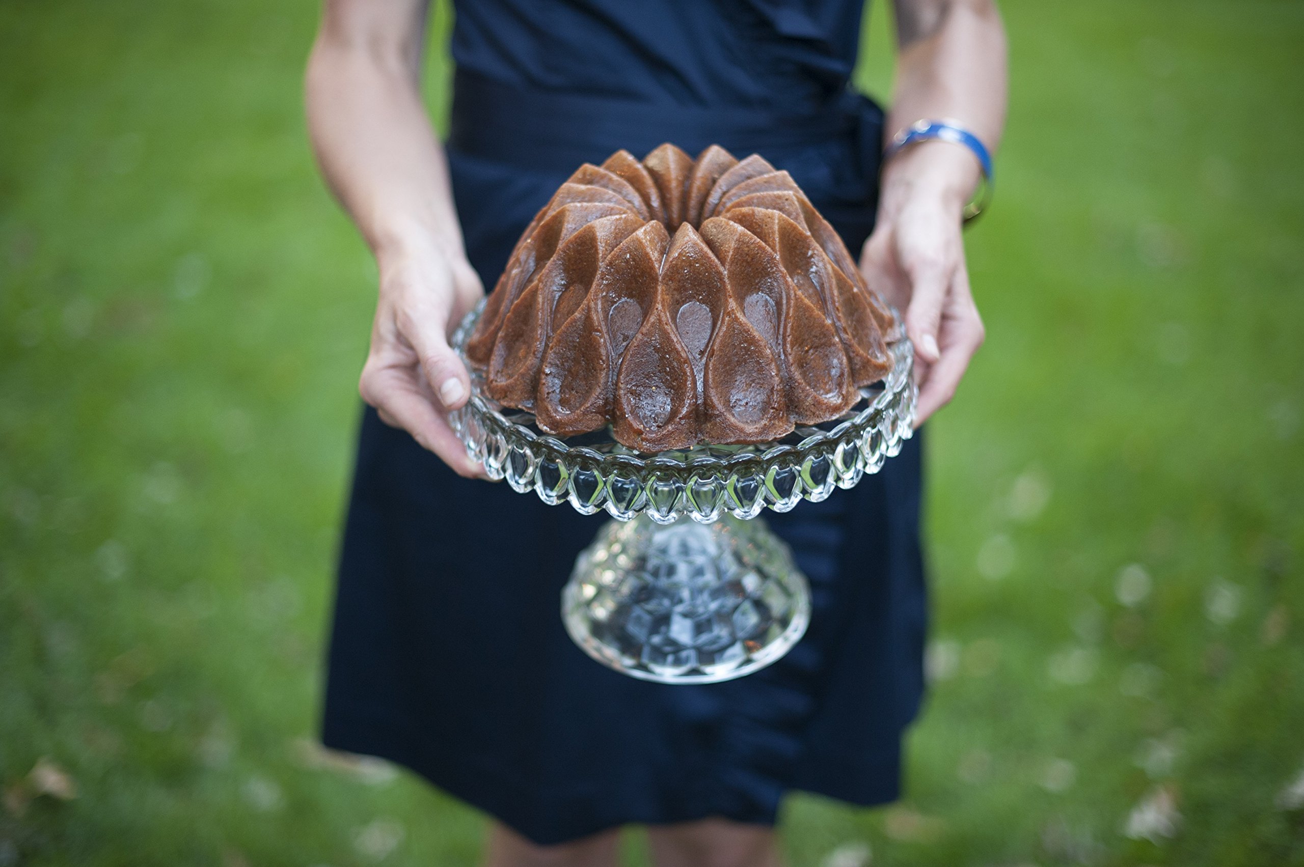 ノルディックウェア　CROWN BUNDT PAN 75th Nordic Ware Crown Bundt Pan : Amazon.sg: Home