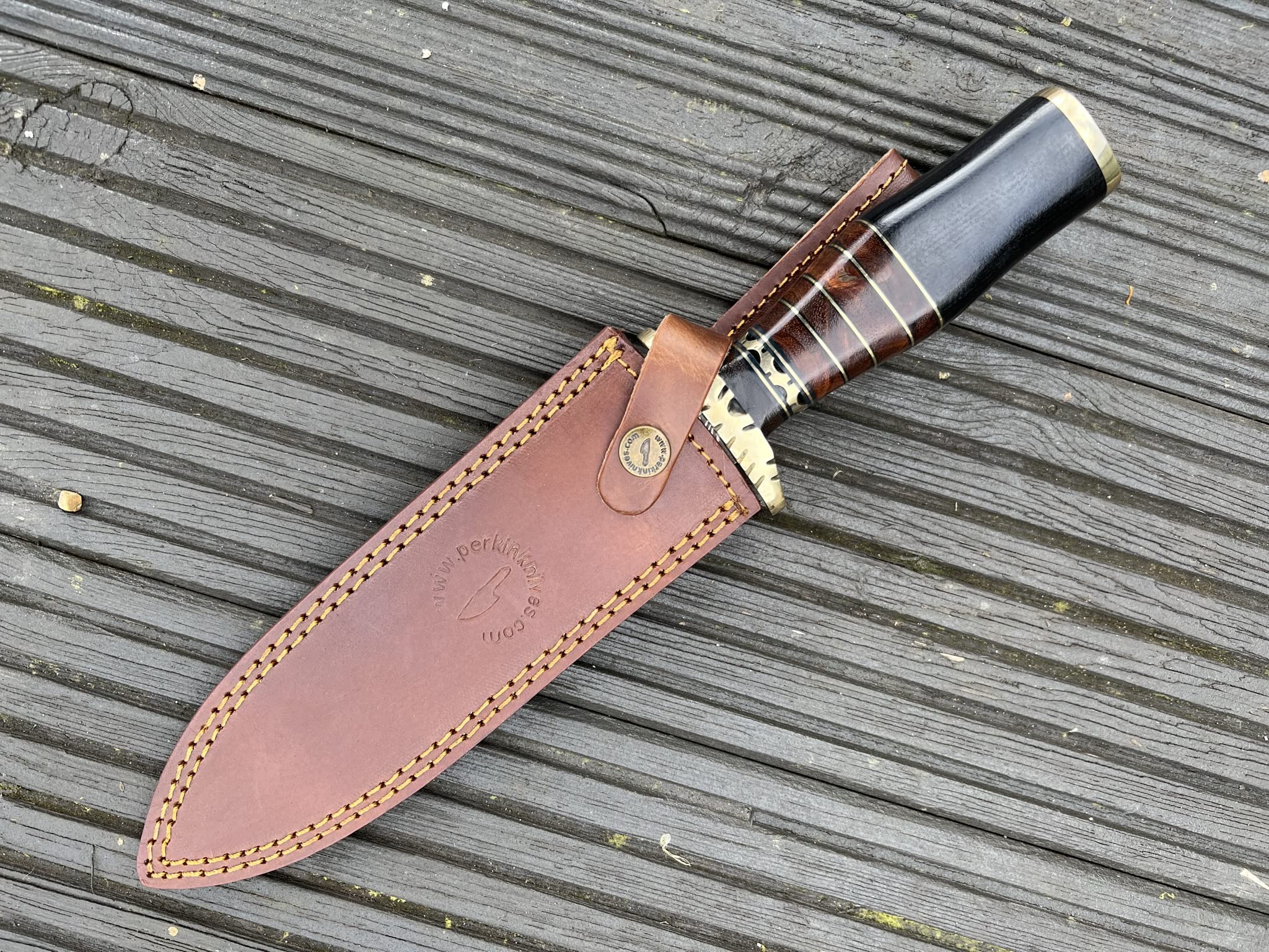 Perkin Damastmesser Jagdmesser mit Holzgriff, Handgeschmiedet, Damaststahl-Klinge, Messingbeschlag, Lederscheide
