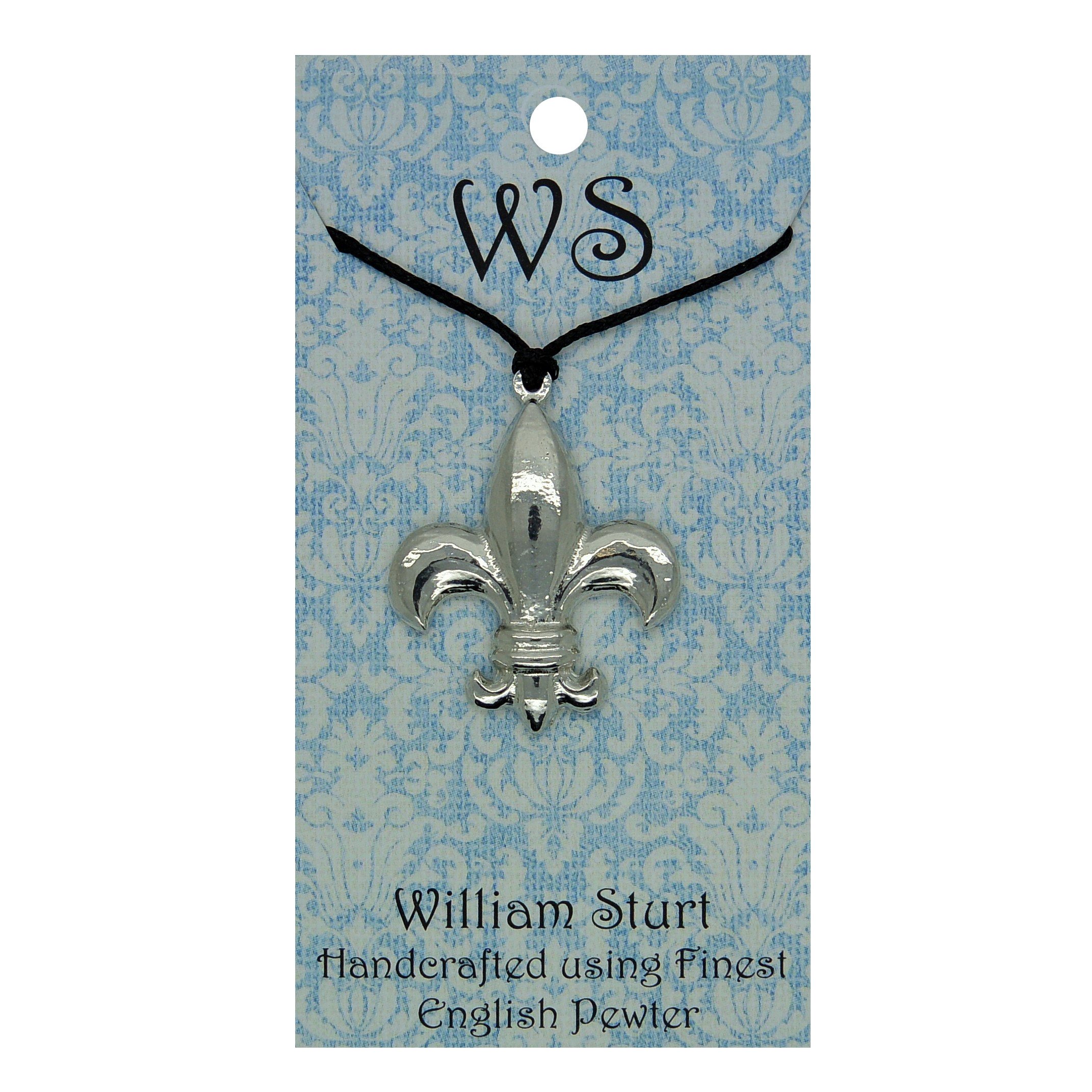 Pendentif fleur de lys fabriqué à la main par William chez les Étains de Jumilhac