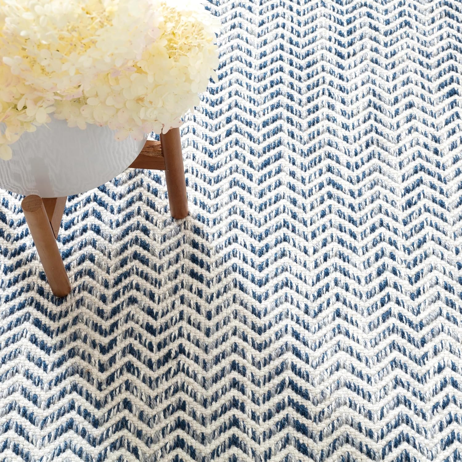 Dash & Albert Coastal Blue Handwoven Indoor/Outdoor Rug, 5 X 8 Feet, Blue/Ivory Geometric Pattern