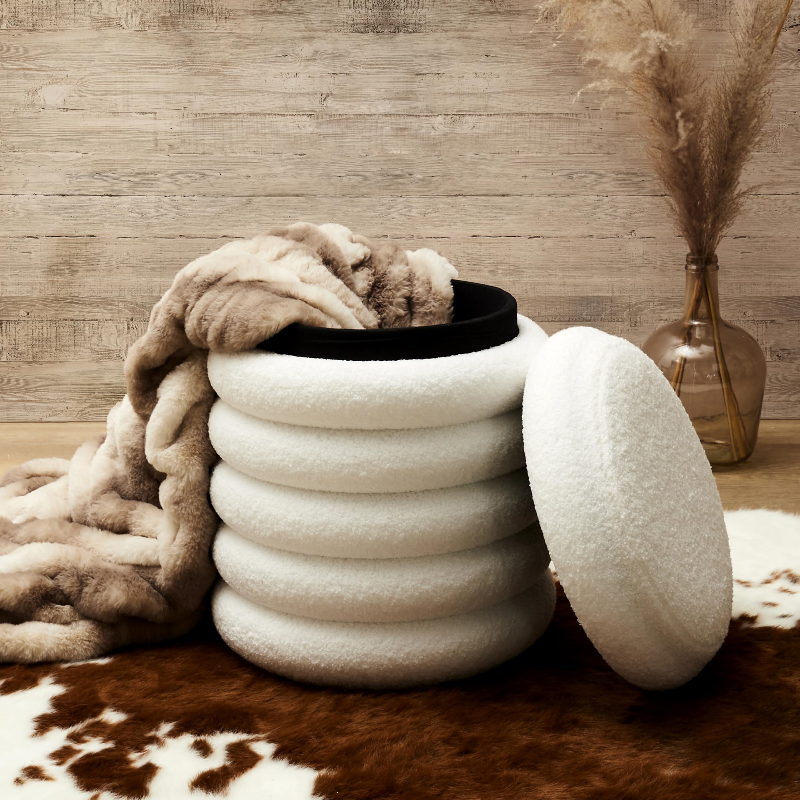 HOME DECO FACTORY Pouf de Rangement Bouclette Freya Assise et Coffre Blanc | Bois MDF et bouclette, pouf de rangement Freya, assise et coffre, salon ou chambre, 37x37x43,5 cm, blanc
