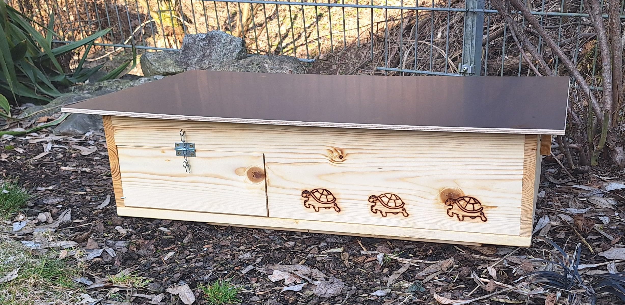 Casetta per tartarughe di alta qualità (SH9) in legno massiccio da 20 mm, resistente alle intemperie, con fondo e porta, con ventilazione regolabile, resistente alle intemperie