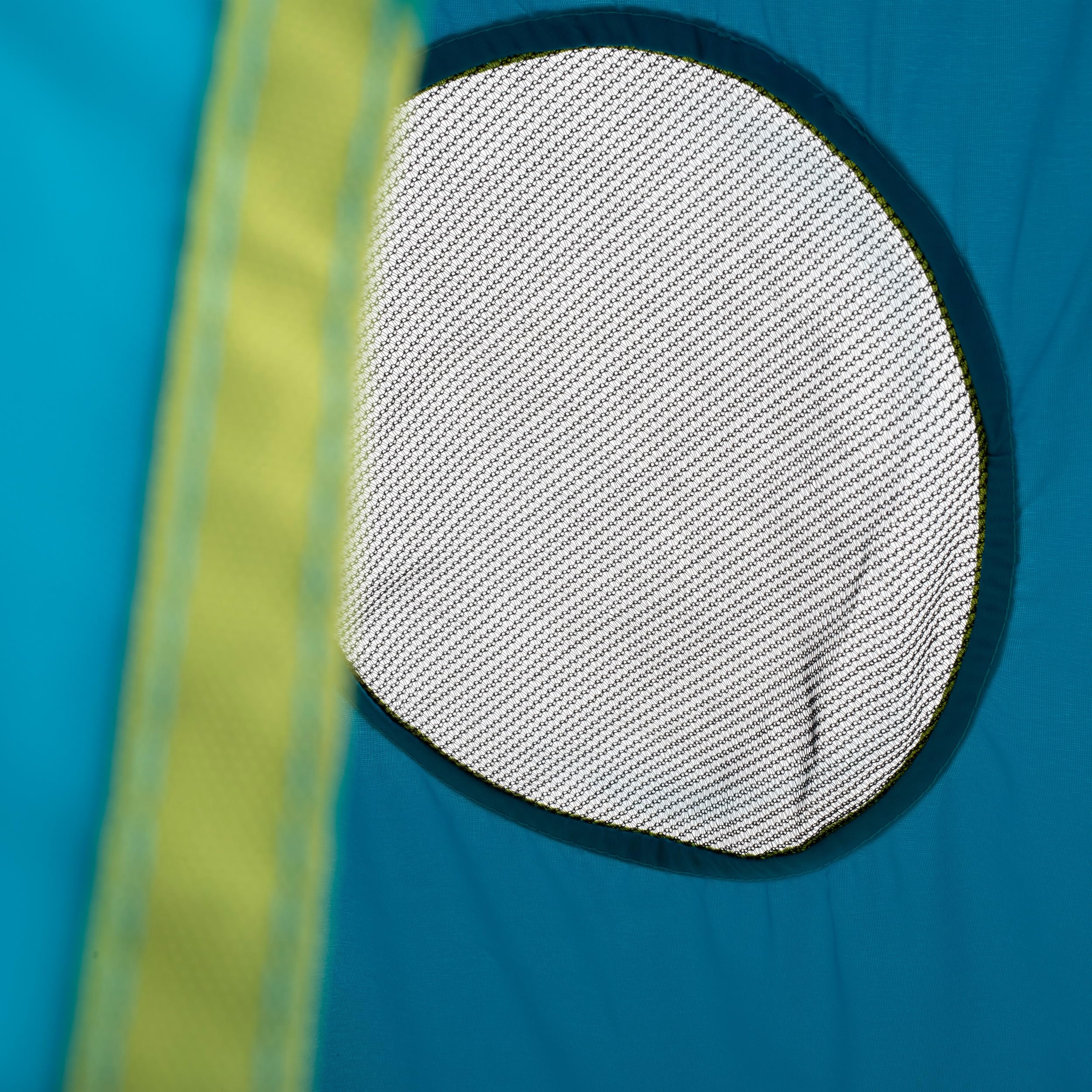 TP Toys Zelt UFO blau mit Stativ – Hängender Spielplatz für Kinder – Tür und Fenster aus Netz – kompakt für kleine Gärten – ab 2 Jahren – inklusive Verankerungsset