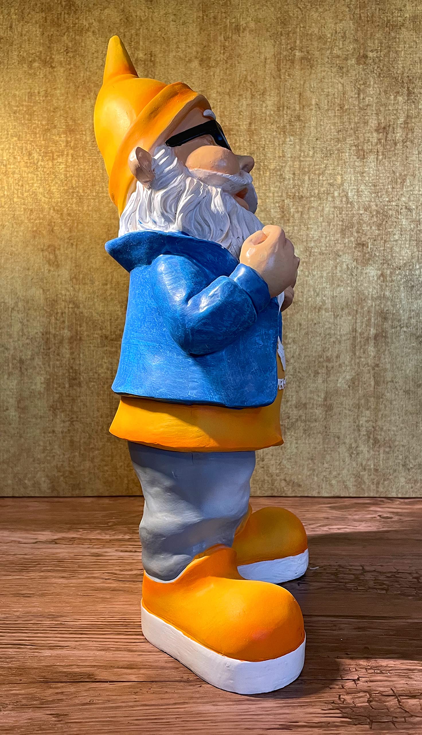 SEWAS Gartenzwerg, Welcome Rocker Gartenfigur, 40 cm, handbemalt, wetterfest, Kunstharz, Dekofigur für Innen und Aussenbereich