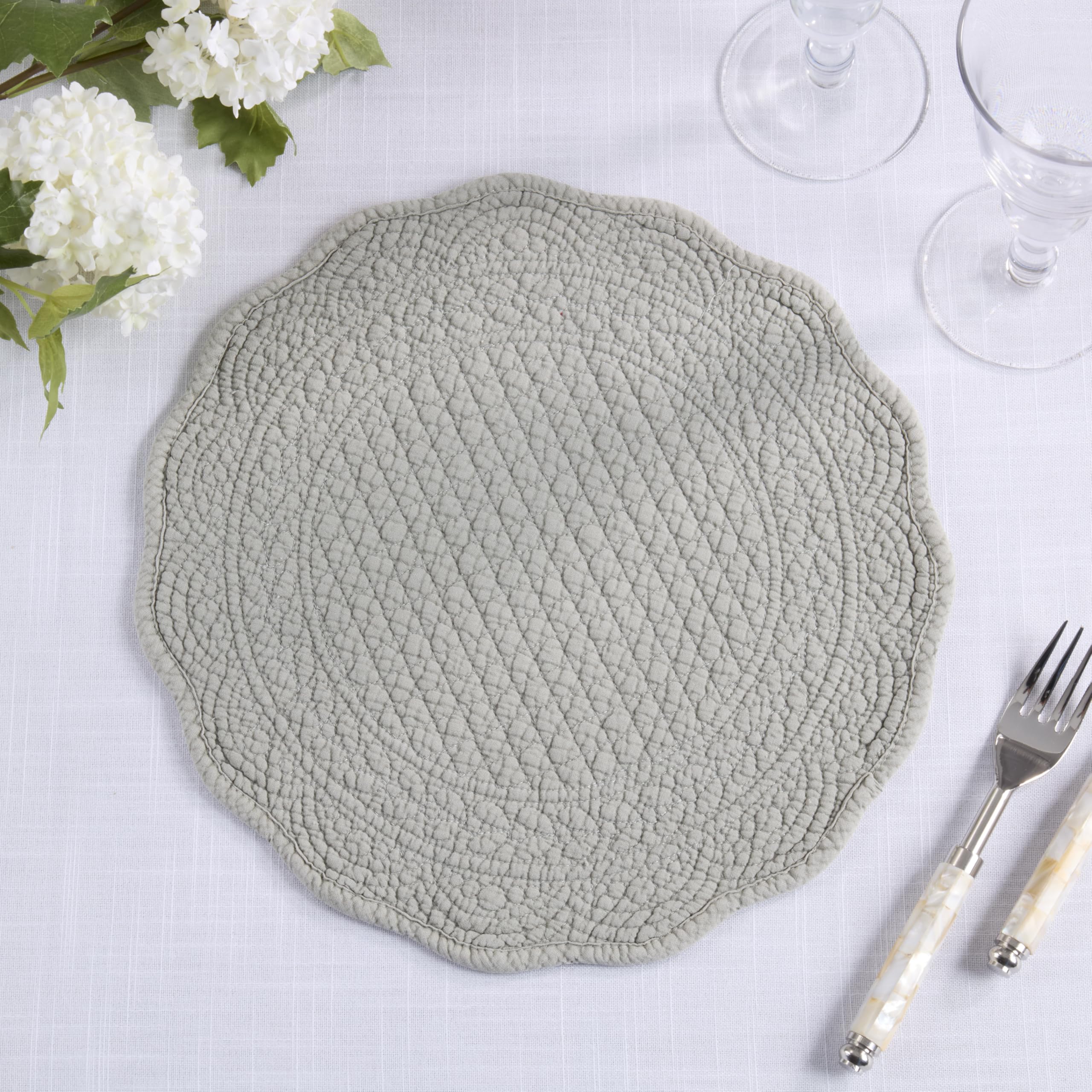 SARO Lifestyle Lot de 4 Sets de Table matelassés en Coton – Sets de Table de Style Cottage pour Salle à Manger Quotidienne, Tables superposées et Divertissement décontracté, 33 cm, Bleu-Gris