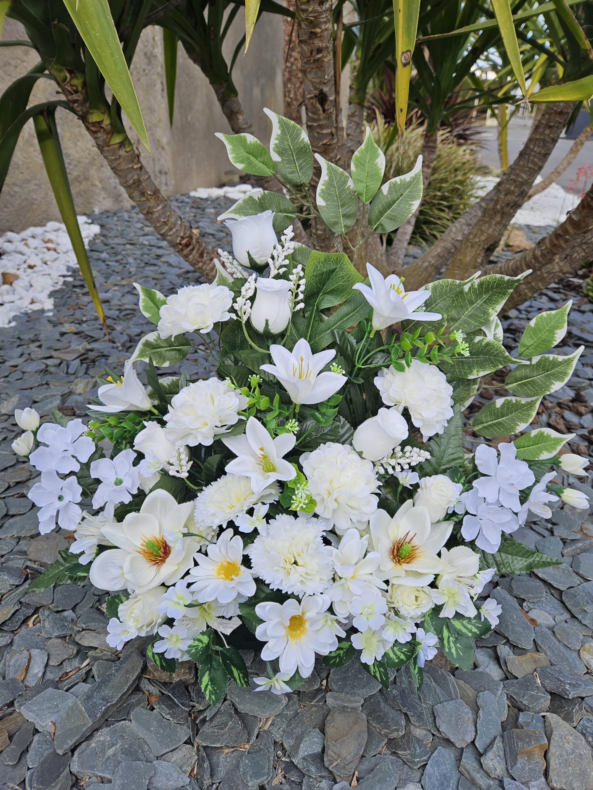Composition Artificielles, Lesté Ciment pour Une Parfaite Tenue à L' extérieur. Réalisé par Nos Soins, Fleurs de Qualité.