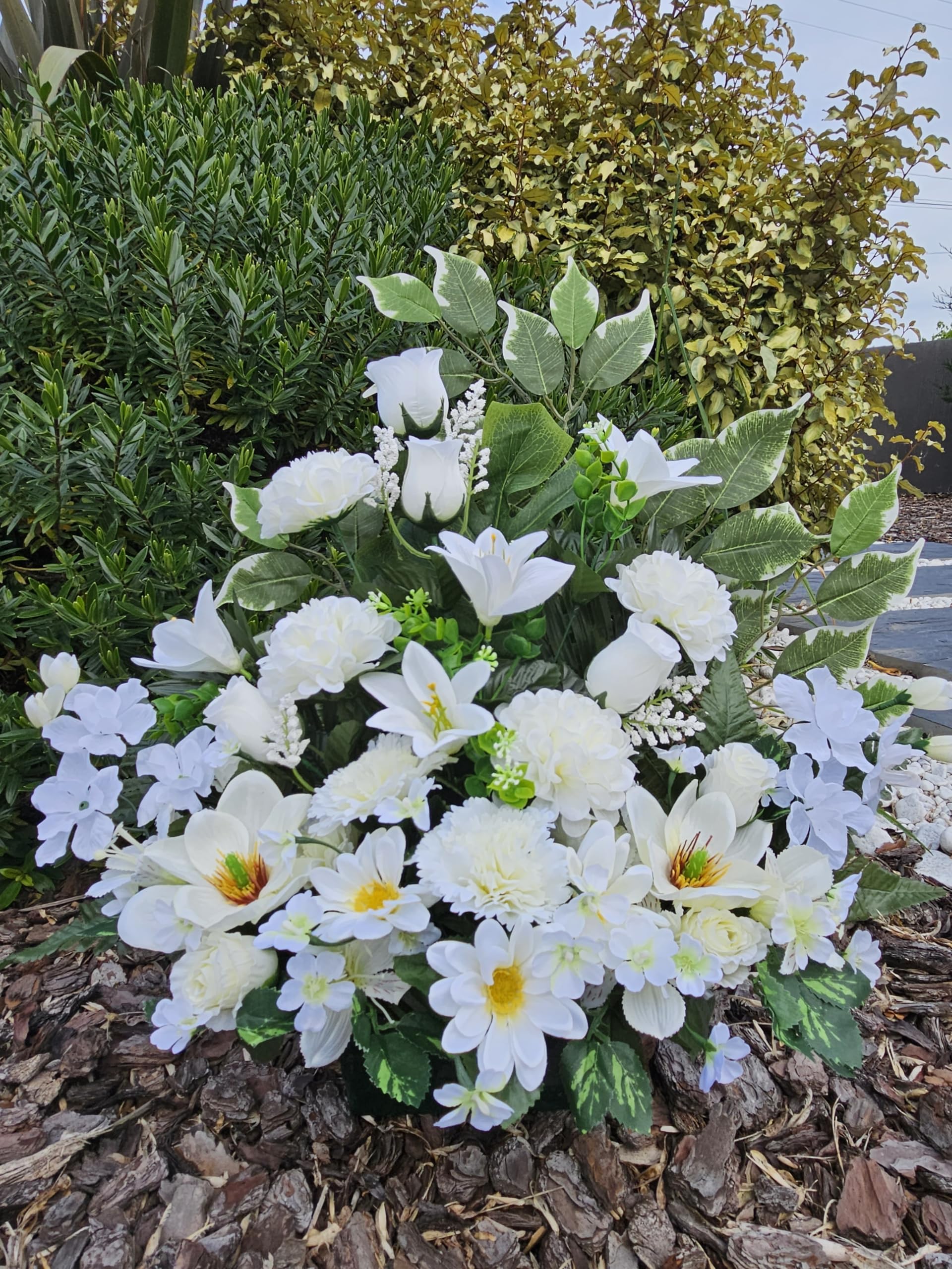 Composition Artificielles, Lesté Ciment pour Une Parfaite Tenue à L' extérieur. Réalisé par Nos Soins, Fleurs de Qualité.