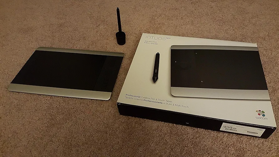 ツバメ　Wacom intus Pro Amazon.com: Wacom Intuos Pro Drawing Tablet, Small 10.6