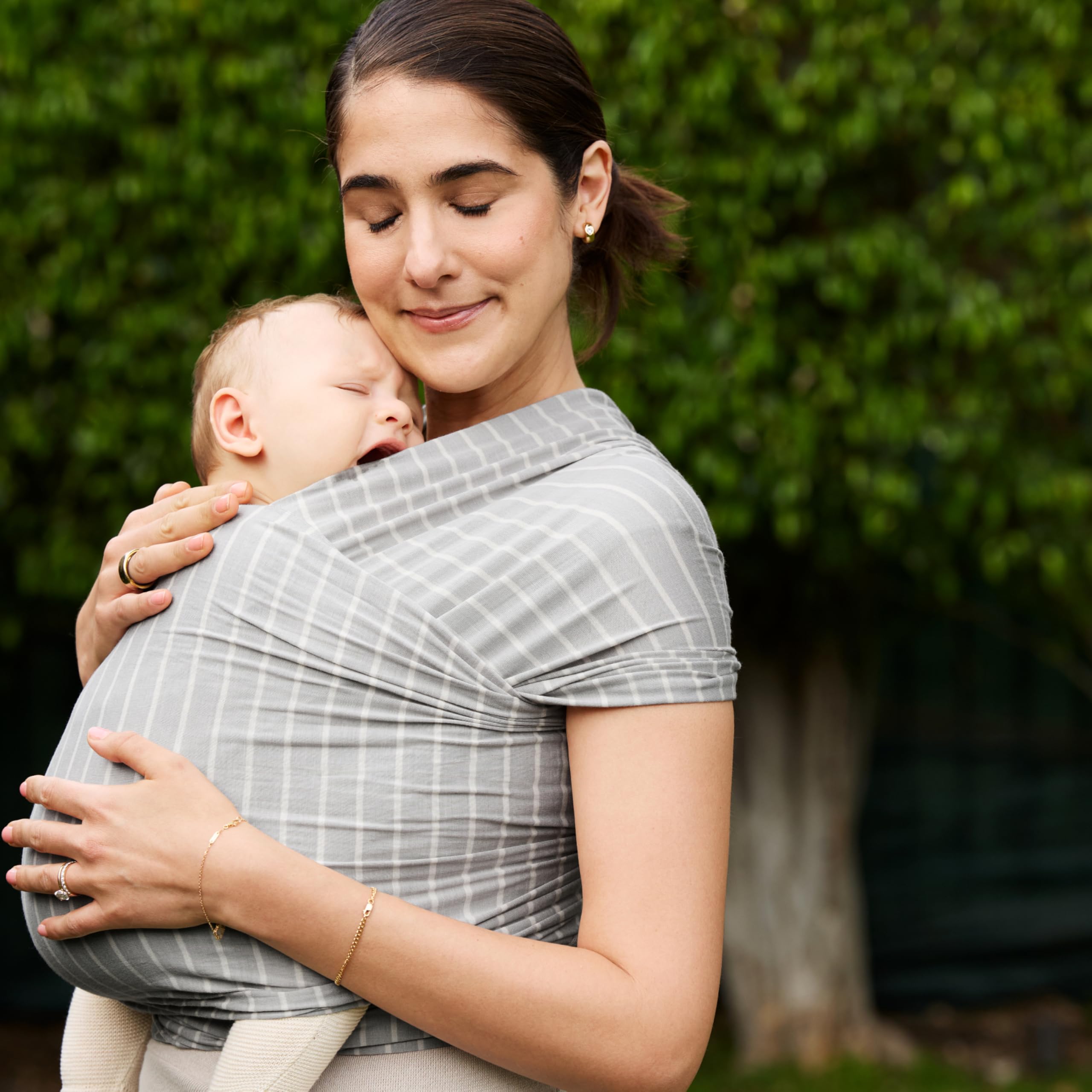 Ergobaby Fascia Neonato Porta Bebe per 0 Mesi Neonati a 11kg, Estiva Traspirante Ergonomica Elastica, Sustainable Knit, Strisce Grigie (Grey Stripes)