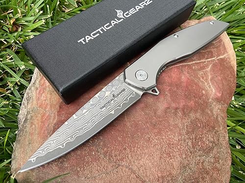 Miniatura 1 de TACTICAL GEARZ Cuchillo plegable de bolsillo de Damasco para EDC! Mango de titanio. Hoja de acero de Damasco de 67 capas múltiples con núcleo VG10