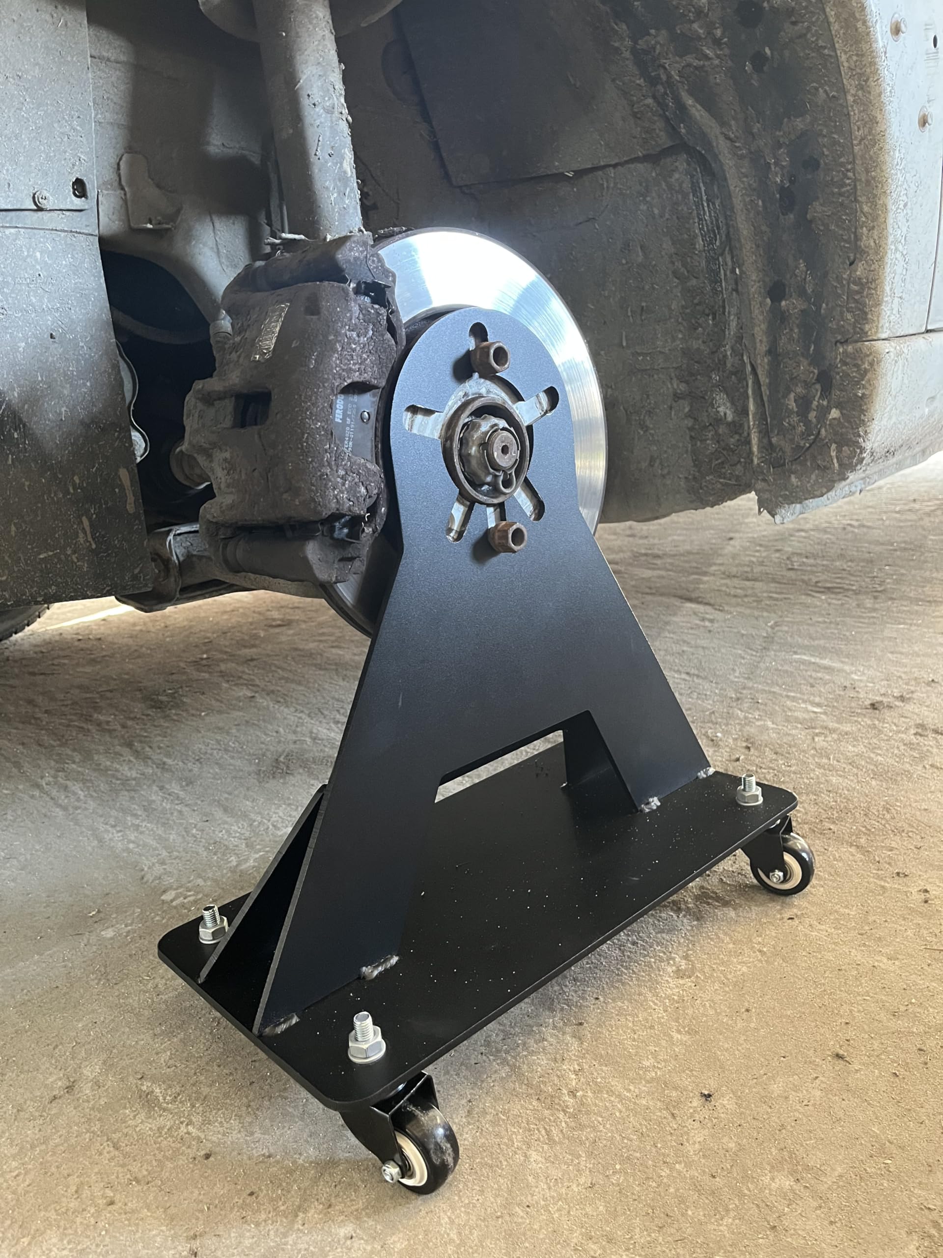 Radnaben‑Stützbock 3500 kg | Für 4‑ & 5‑Loch (87–130 mm) | Für Bremsen, Fahrwerk & Achsvermessung unter Last | Ideal für Lackierbetriebe & Felgenreparatur | Für Sammlerfahrzeuge