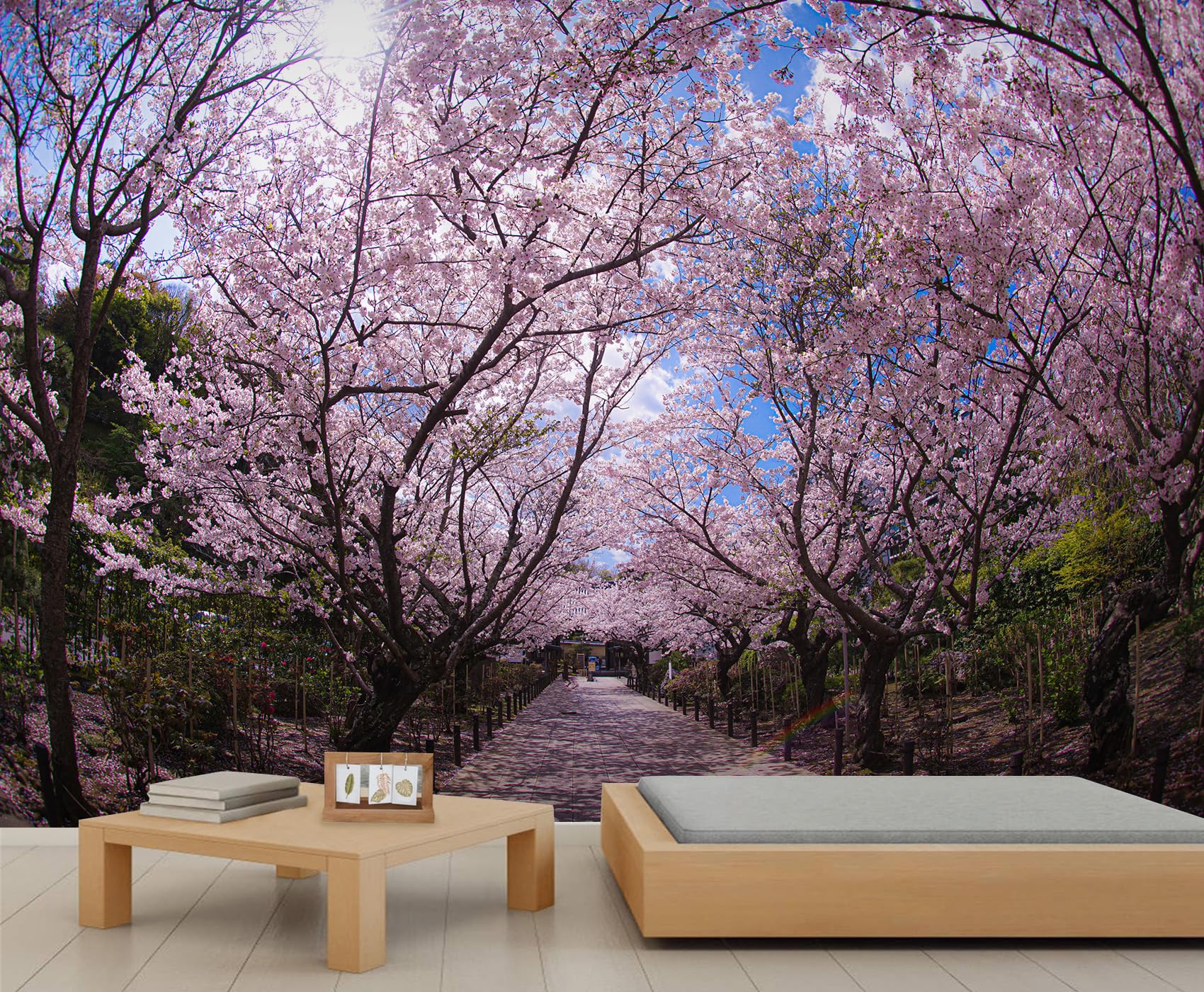 Papier peint arbre fleuri pour agrandir une chambre ou un salon sombre