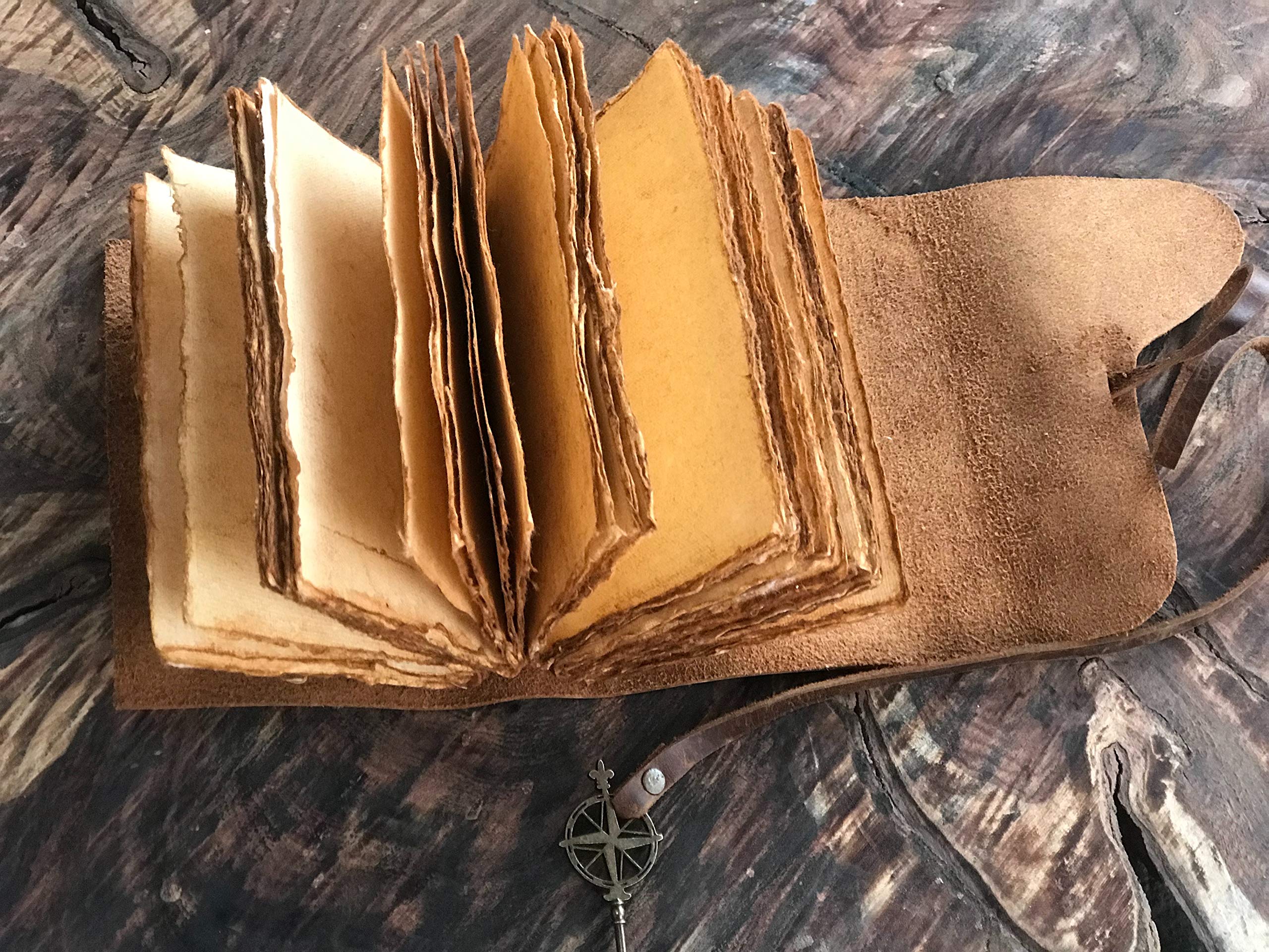 WANDERINGS Vintage Notizbuch Leder - 10 x 15cm - Kleines, Antikes Handgemachtes Leder Notizbuch mit Büttenrandpapier - Perfekt zum Schreiben, als Notizbuch, Reisetagebuch, Tagebuch für Erwachsene