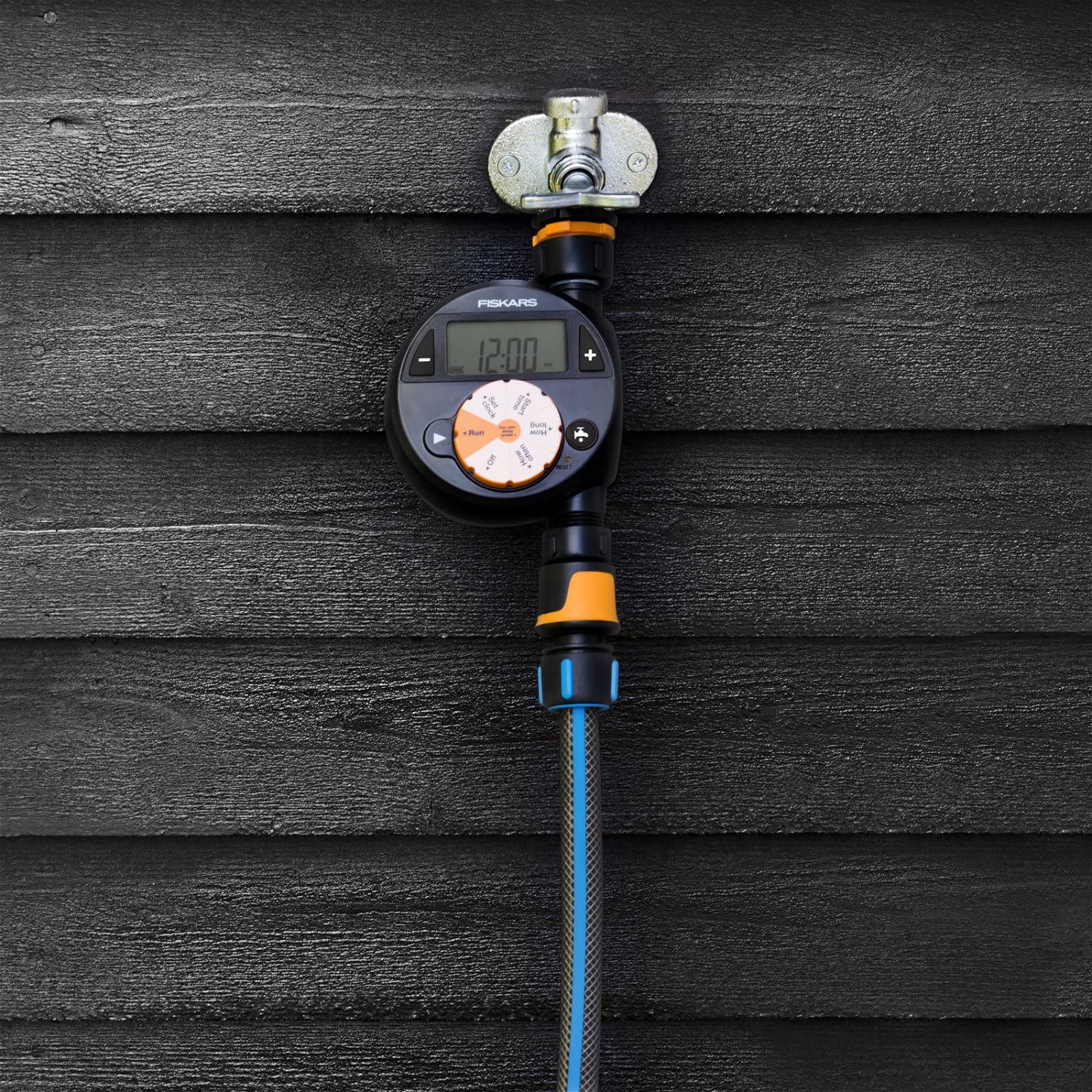 Fiskars Programador/Timer con 1 salida, Para todos los tamaños de grifo habituales, Pantalla LCD de fácil lectura, Tamaño universal, 380 g, Negro/Naranja, 1054791