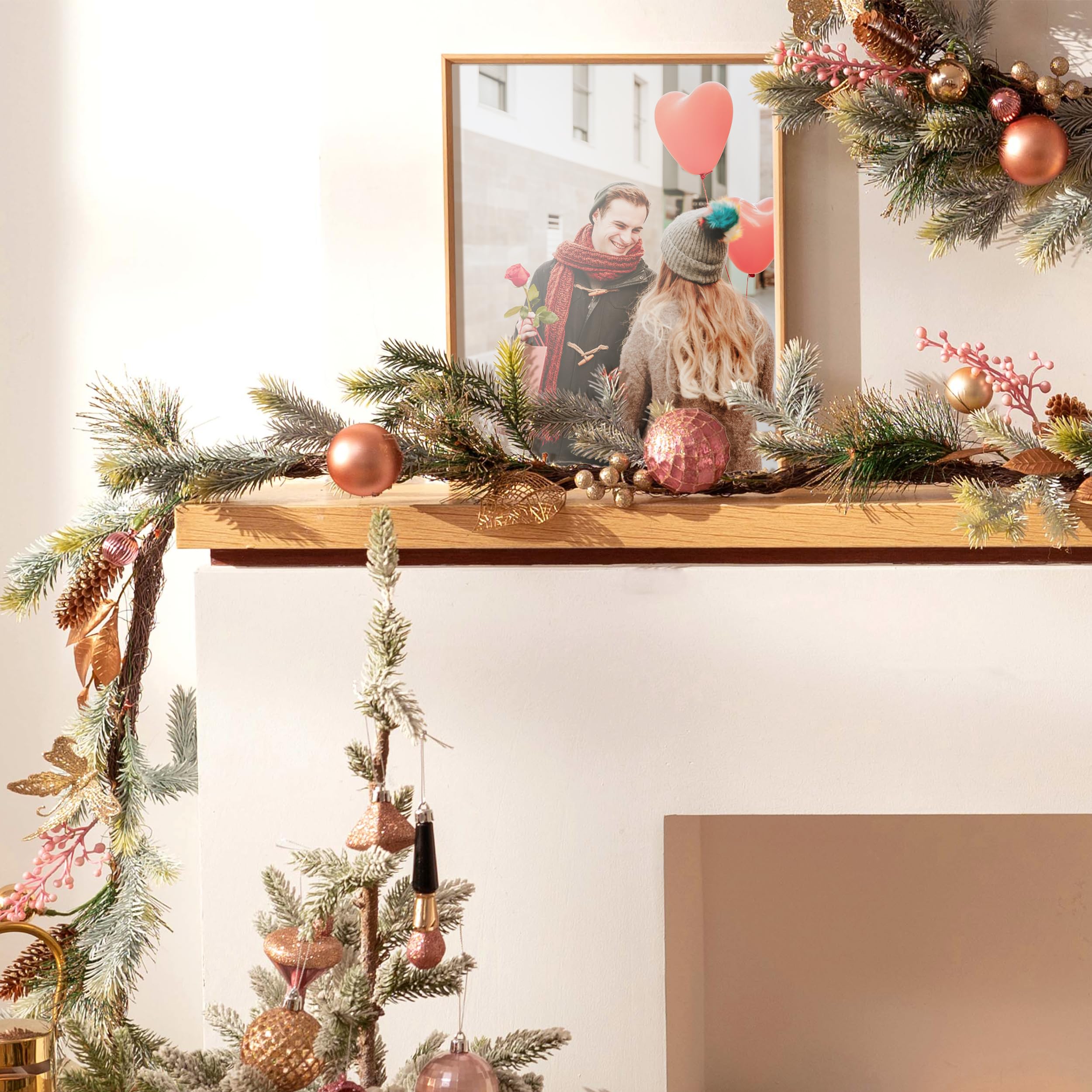 Decorbyhannah - Guirnalda de Navidad con luces, guirnalda de Navidad preiluminada de 9 pies con adornos, piña y mariposa, guirnalda de Navidad que funciona con pilas para interiores, para mantel,