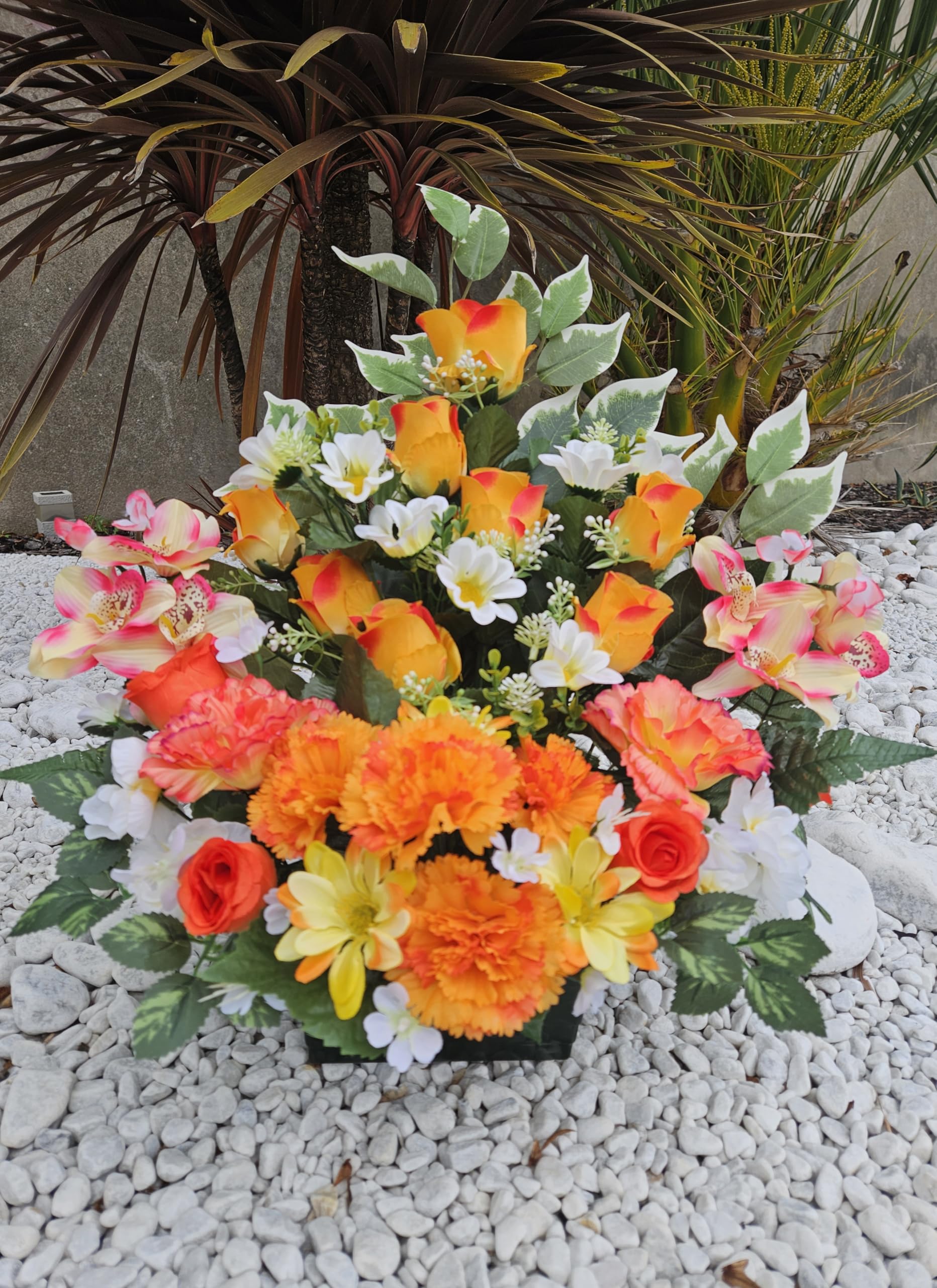 Composition de Fleurs Artificielles Lesté Ciment pour Une Parfaite Tenue à L' Extérieur. Réalisé par nos Soins, Fleurs de Qualité.