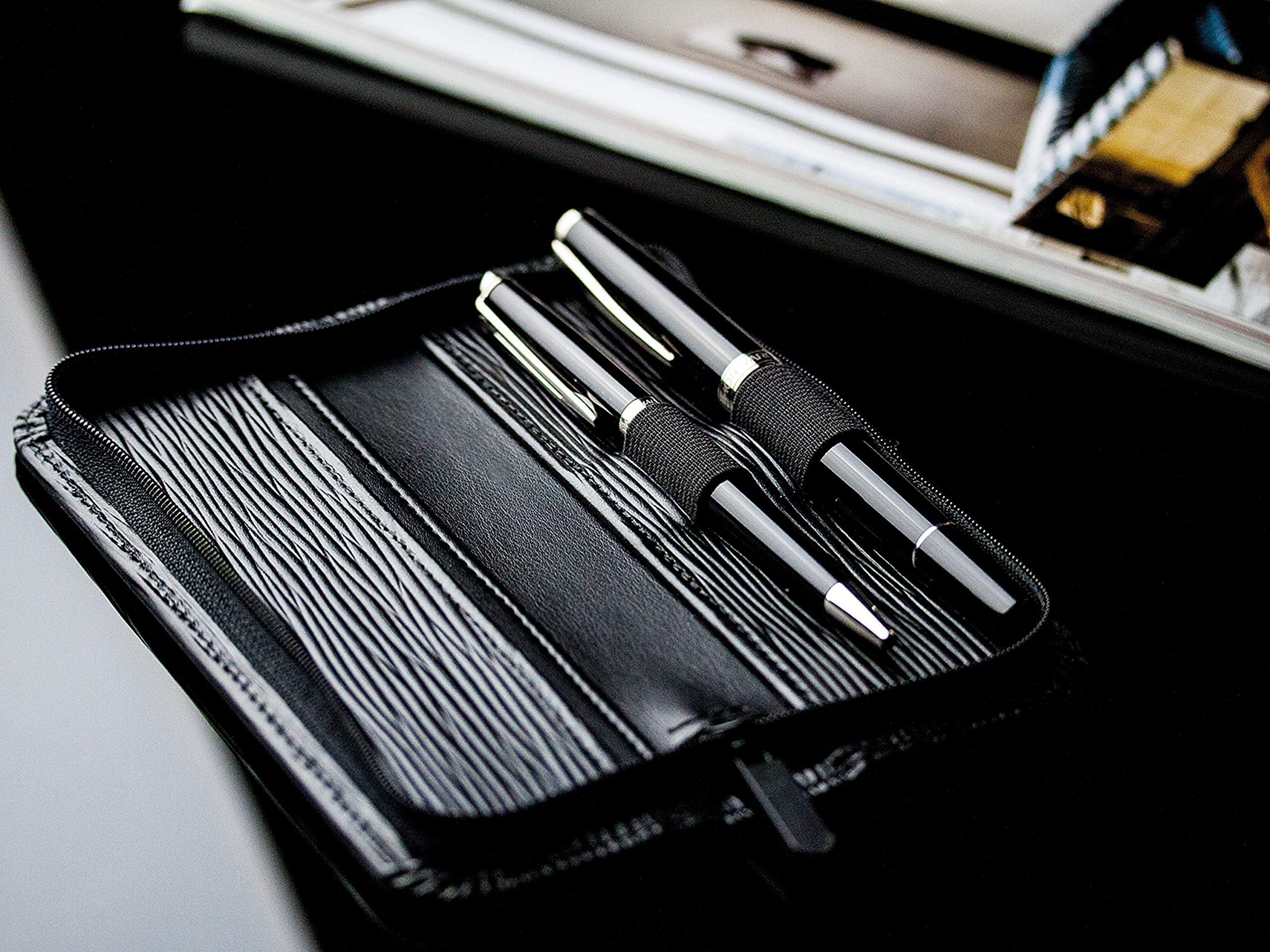 DELMON VARONE - Personalisierbares Schreibgeräteetui aus Premium Manhattan Leder schwarz, Echtleder Stifteetui mit Reißverschluss für 2 Schreibgeräte, Etui für hochwertige Kugelschreiber & Füller