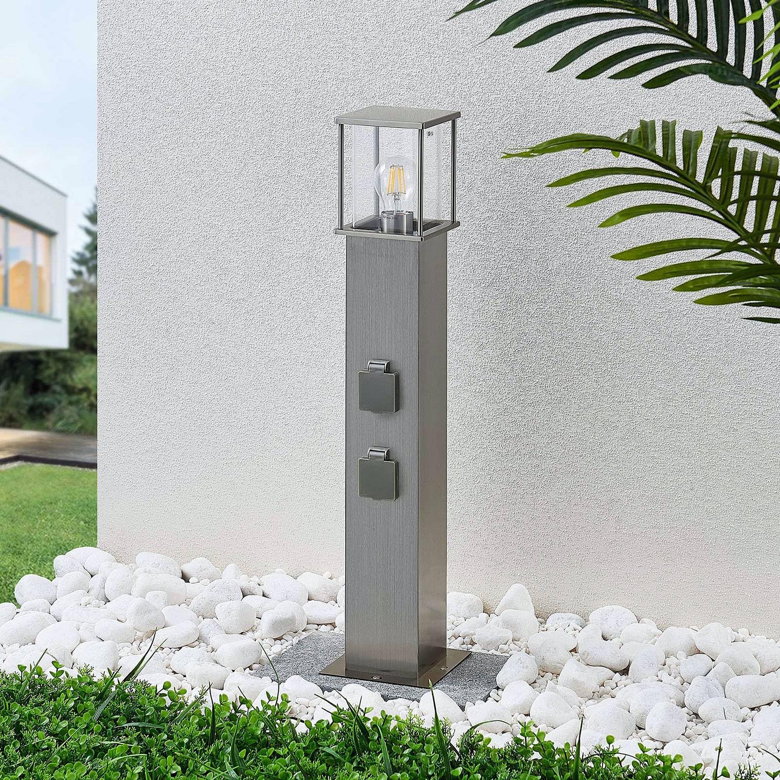 Lindby Lampada da Vialetto Con 2 Prese Corrente, IP44, 1x E27, Paletto Luminoso Segnapassi in Acciaio Inox, Lampioncini da Giardino Esterno con Attacco Elettrico, Presa da Giardino a Colonna
