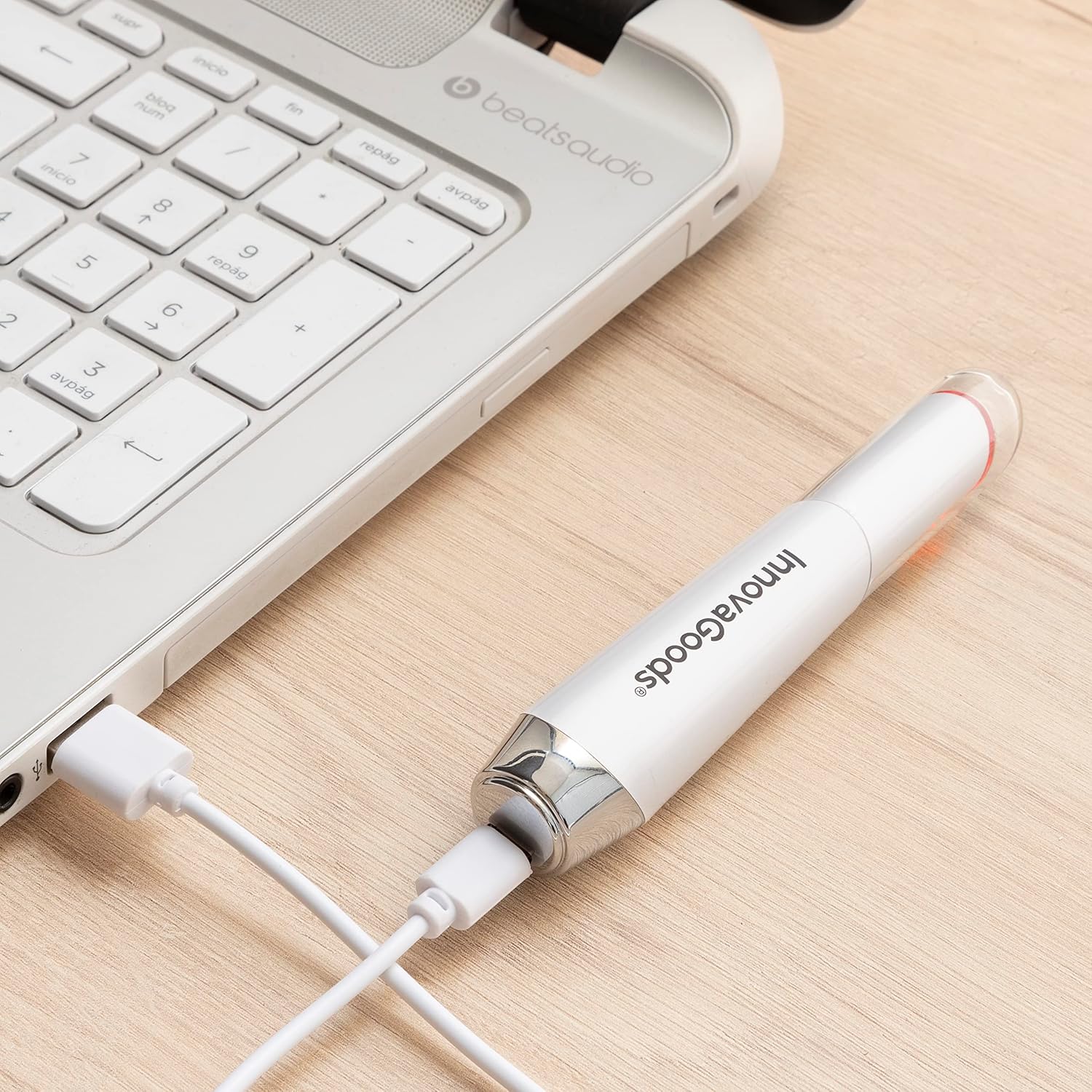 InnovaGoods Eye Massager charging via USB