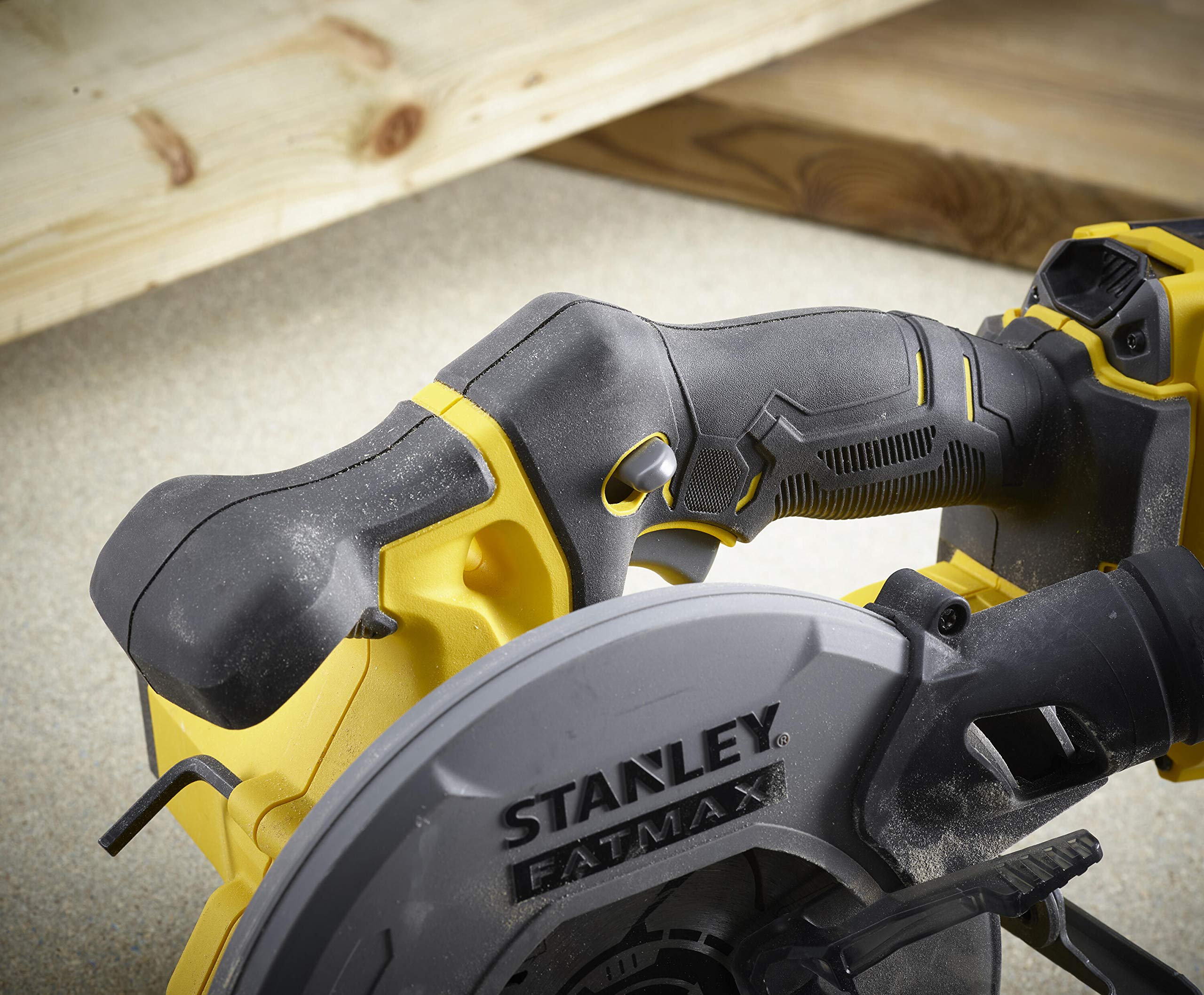 STANLEY FATMAX V20 Bezprzewodowa piła tarczowa 18 V Li-Ion bezszczotkowa silnik 165 mm prędkość 4000 obr/mn cięcia na wymiar do 50° 1 walizka 2 baterie 4 Ah 1 ładowarka SFMCS500M2K-QW