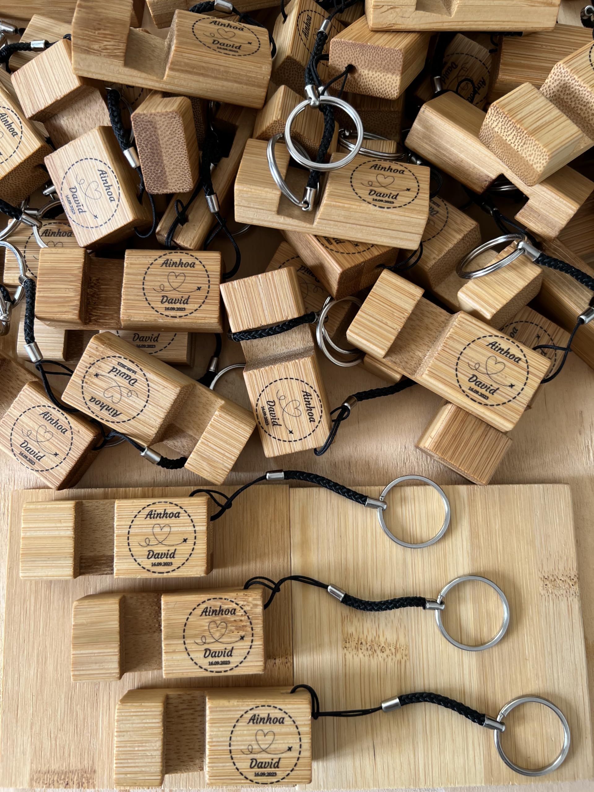 Uvimark - Set 25 Llaveros Personalizados Soporte Móvil Madera para Eventos