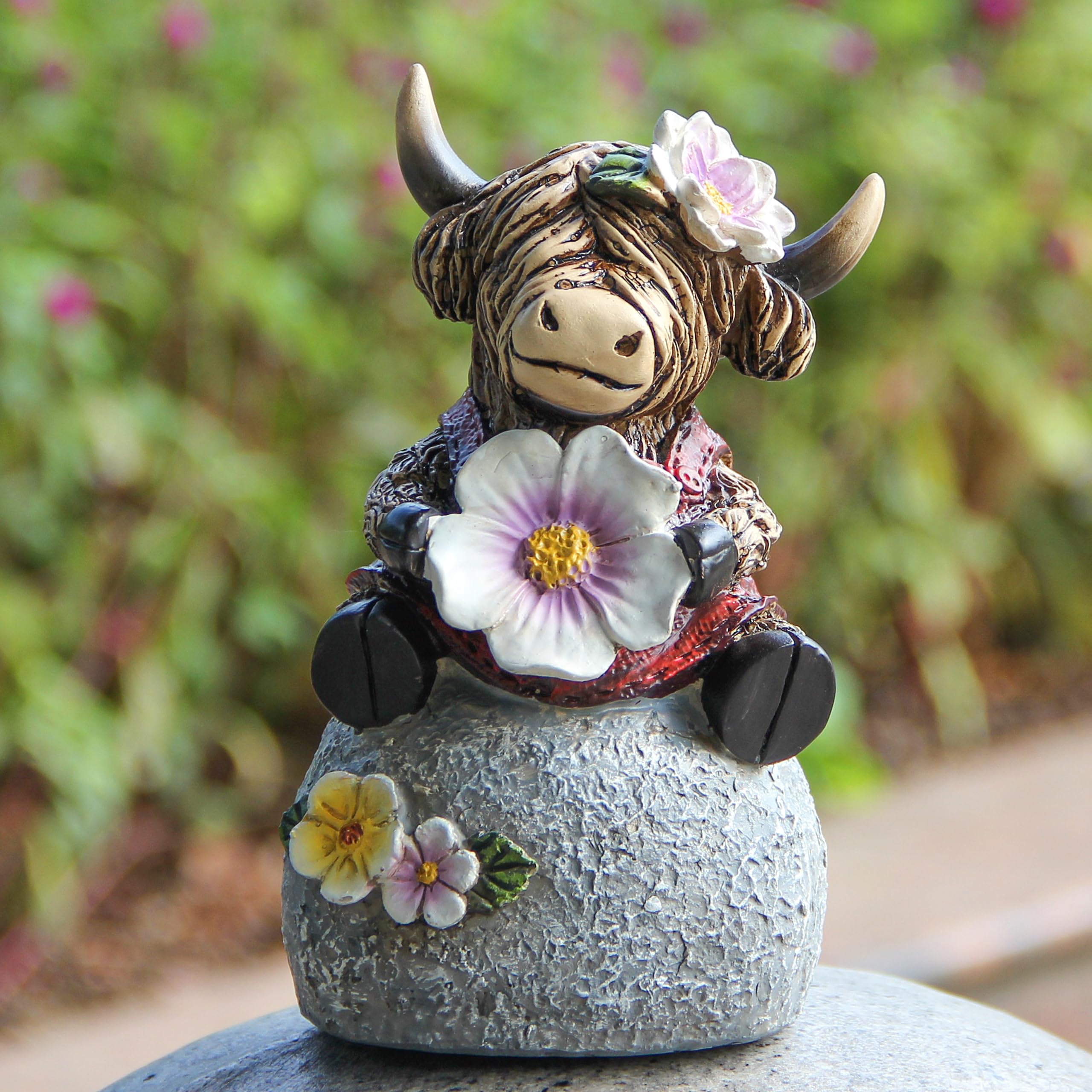 Highland Cow Garden Statue Outdoor Ornaments, Scottish Cattle Sculpture Sitting on Stone Holding Flowers, Animal Figurine for Patio Lawn Rockery Yard, Unique Highland Cow Gifts for Mum Garden Lovers