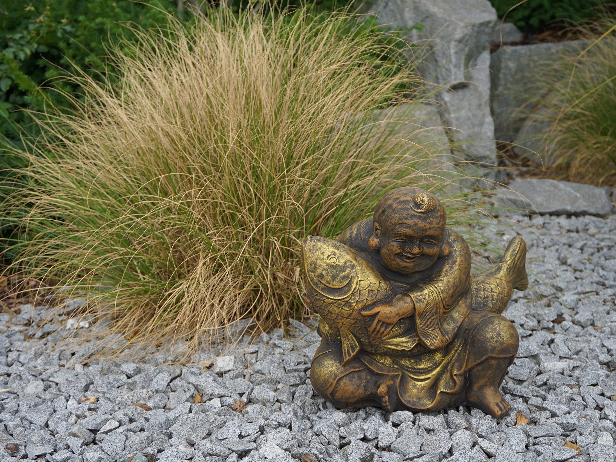 gartendekoparadies.de Buddha mit Koi Karpfen, Steinfigur, H. 33 cm, 21 kg, Grau, frostsicher aus Steinguss für Außenbereich (Gold)