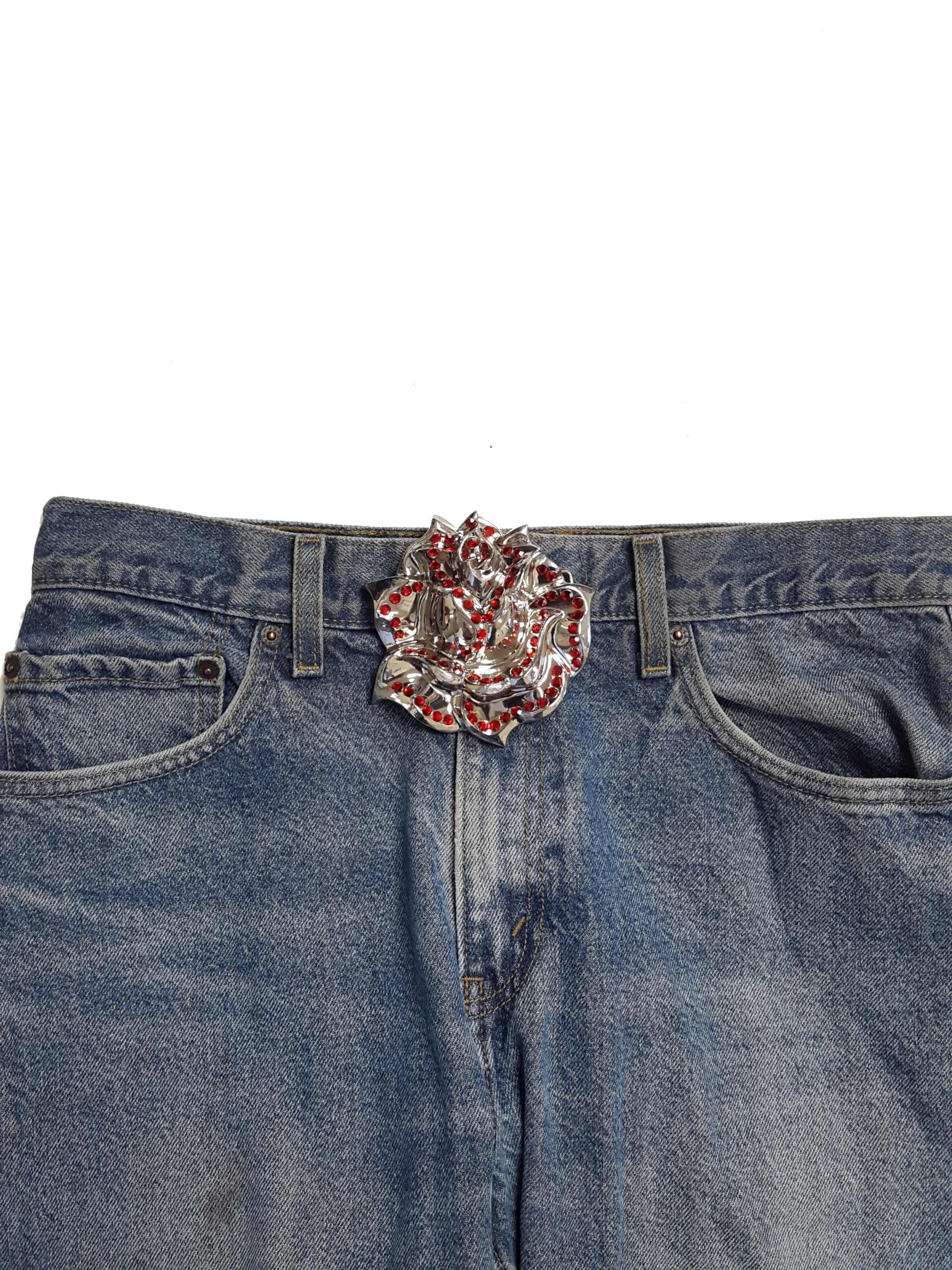 Axesoria Big Rose Belt Buckle in Shiny Silver w. Red Rhinestones