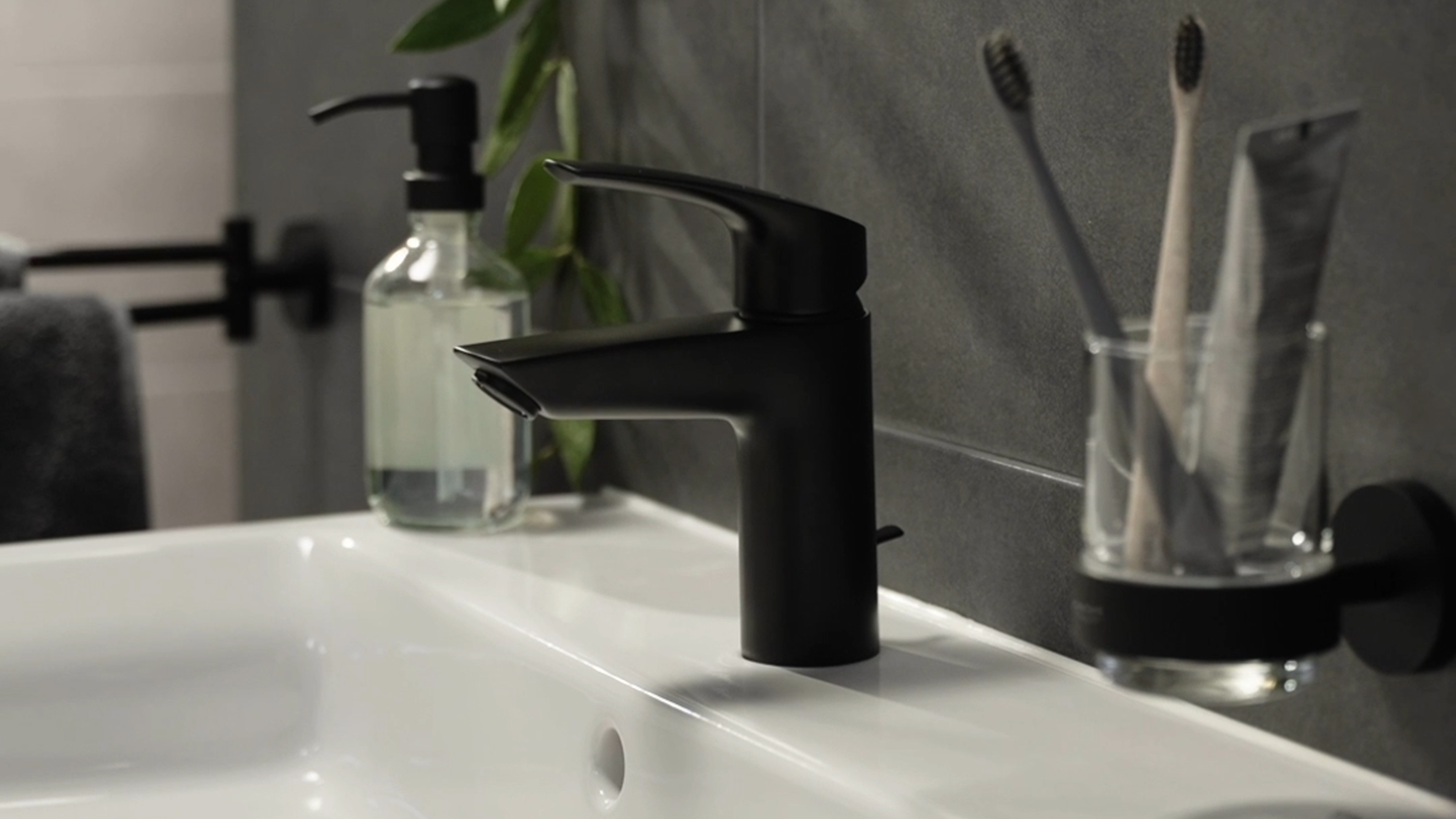 GROHE Start - Badarmatur wassersparend (17cm hoch, mit Push-open  