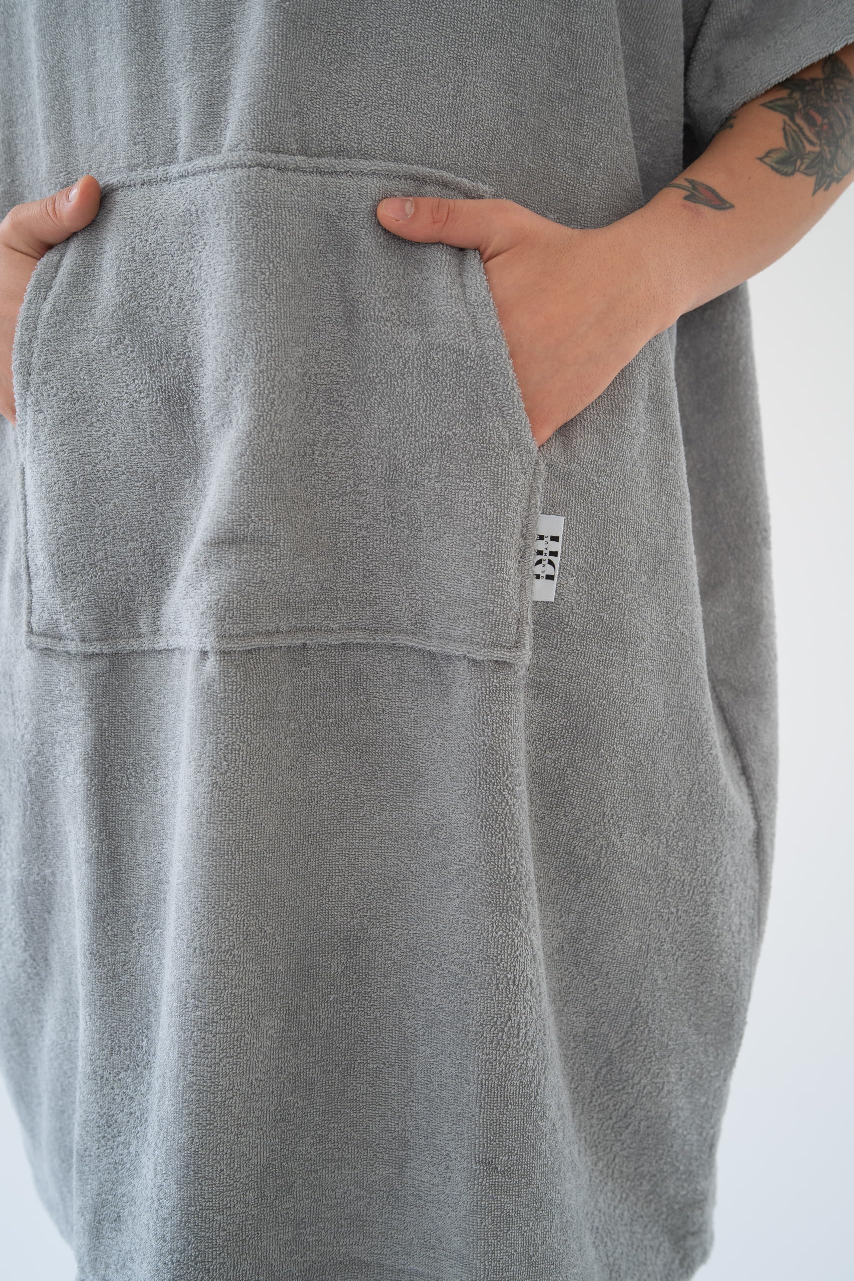 Badeponcho Damen Herren aus 100% Baumwolle – Surf Poncho mit Kapuze & Tasche, OEKO-TEX Standard 100, weich & saugfähig – Strandponcho Handtuch für Sauna, Pool & Surfen
