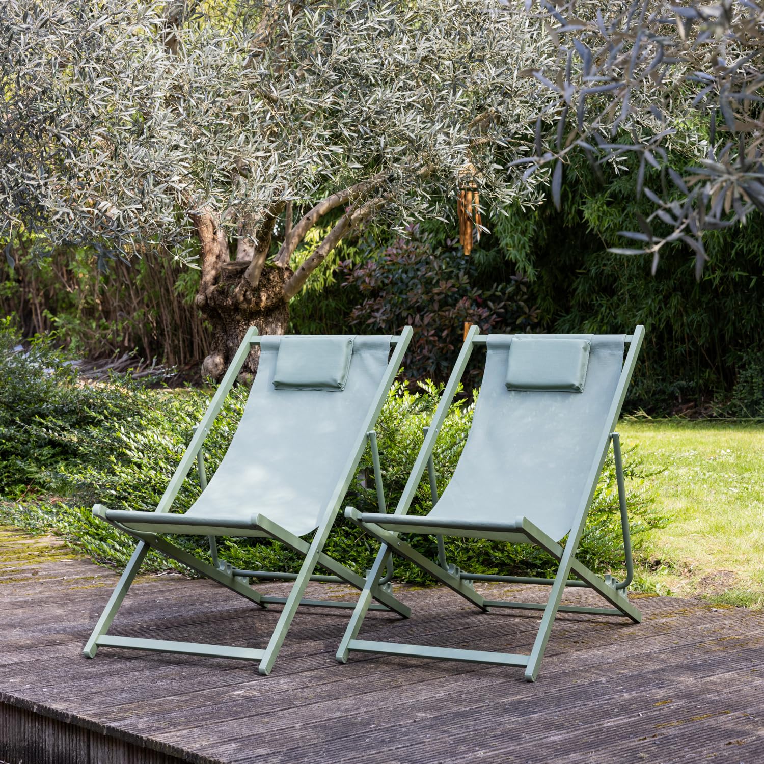 Happy Garden Lot de 2 chiliennes Cyprus en textilène et Structure en Aluminium Vert Sauge - Équipés de Coussins Repose-tête, Confort et Relaxation - Idéal pour Jardin, Terrasse et Patio