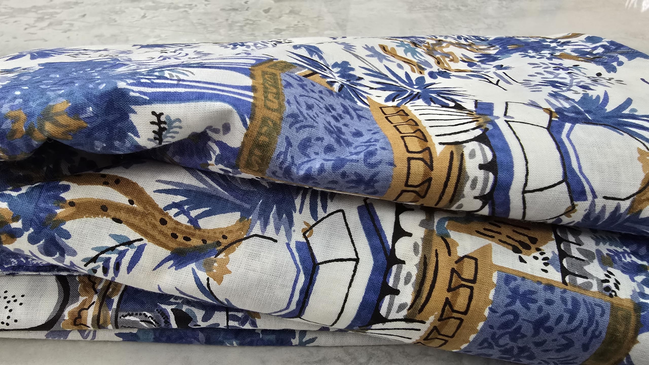 Aashita Creations tkanina z nadrukiem kwiatowym, dekoracyjny materiał bawełniany, dywan krawiecki, rękodzieło, materiał do szycia, materiał DIY (niebieski nadruk na białej podstawie, 7 metrów)
