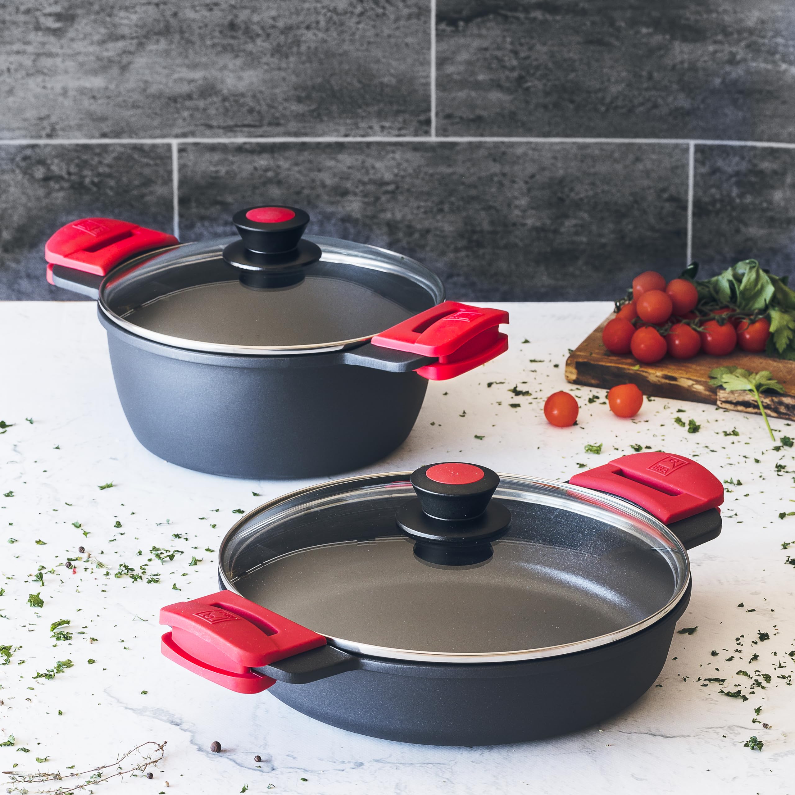 BRA Premiere | Niedriger Schmortopf 24 cm, Aluminiumguss | Dreischichtig, verstärkte Antihaftbeschichtung, 2 abnehmbare Silikongriffe, alle Herdarten einschließlich Induktion geeignet