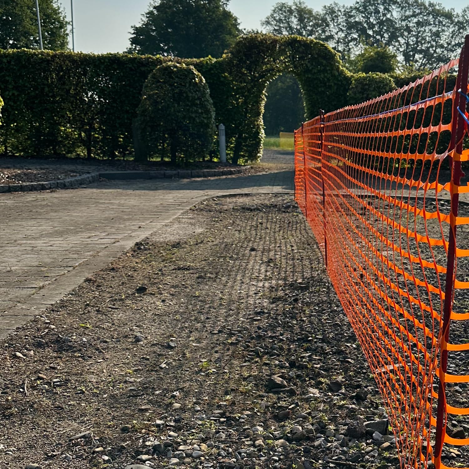 UvV Mobiler 50 m Absperrzaun Baustellenabsperrung - Set mit Zaun in Orange inkl. 10 Absperrleinenhalter rot, Absperrnetz, Maschenzaun, Bauzaun Rolle Kunststoff