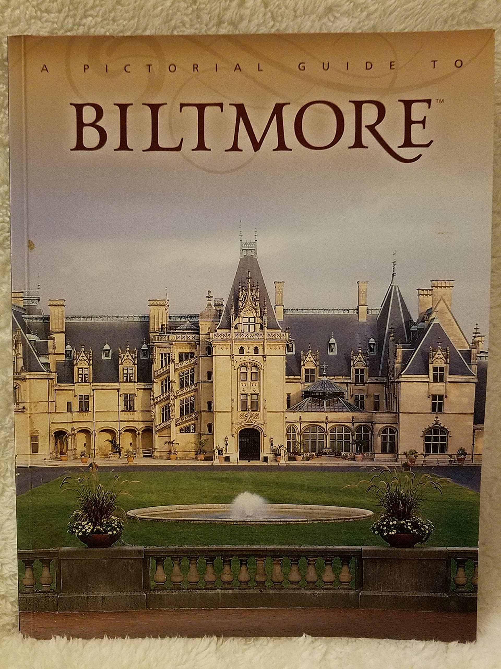 Rachel Carley and Rosemary G. RennickeA PICTORIAL GUIDE TO BILTMORE