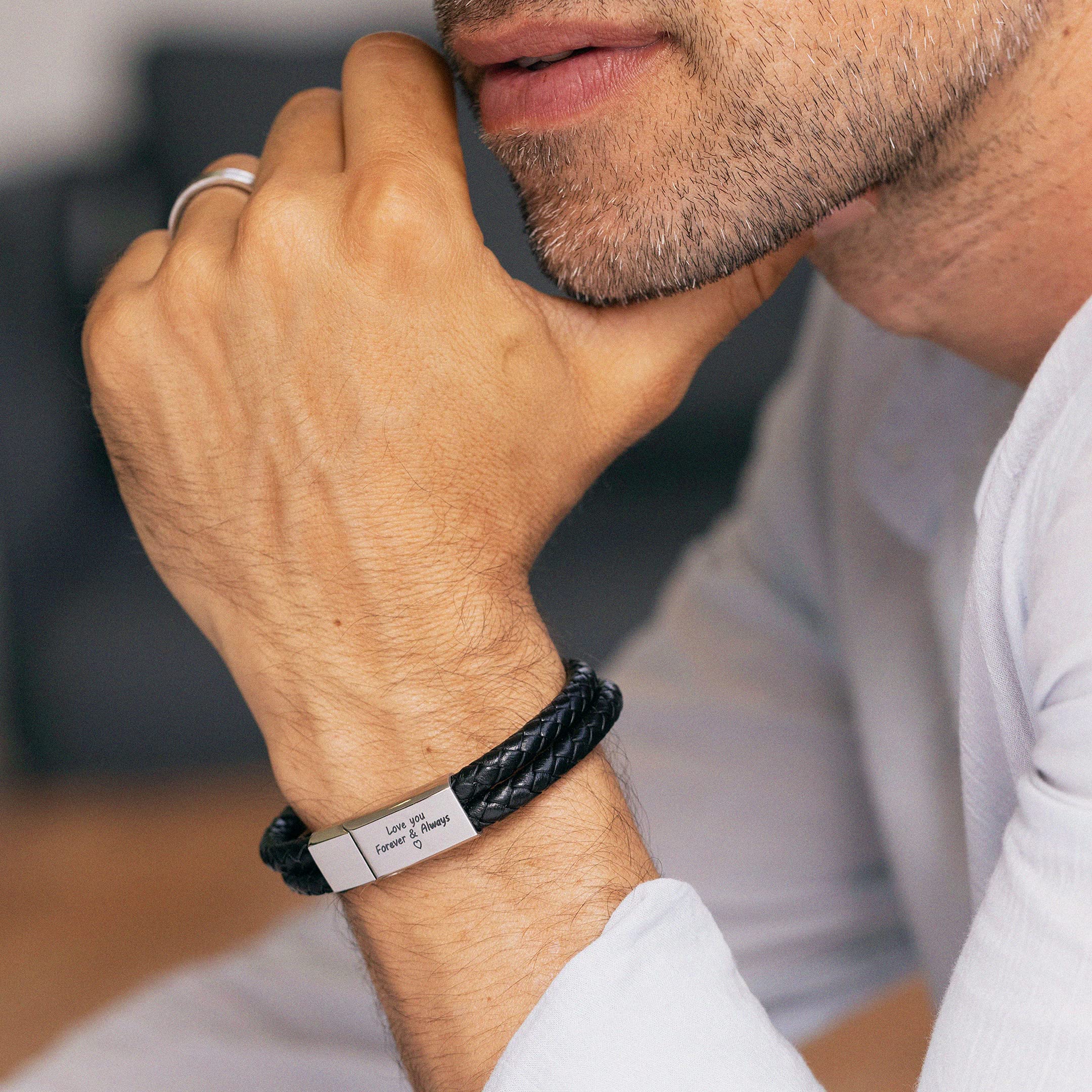 MyNameNecklace Bracelet pour homme gravé en acier inoxydable et cuir noir avec initiales personnalisables - Cadeau de fête des pères pour lui