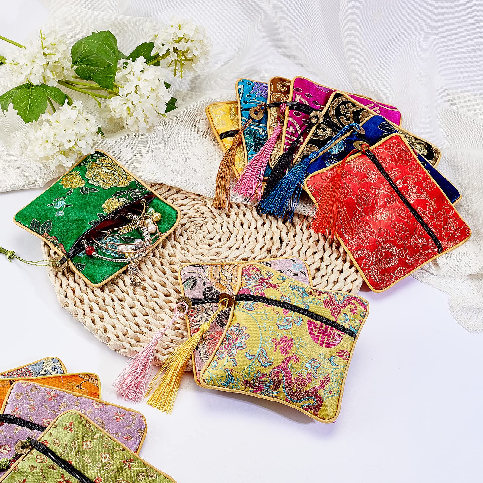 NBEADS 14 Stück Schmuck Seidenbeutel, 14 Farben Chinesische Seidenbrokat Geldbörse Geschenkbeutel Geschenktüten Bestickte Tasche Bestickte Taschen Für Münzen Schmuckaufbewahrung, 11.5x11.5 cm