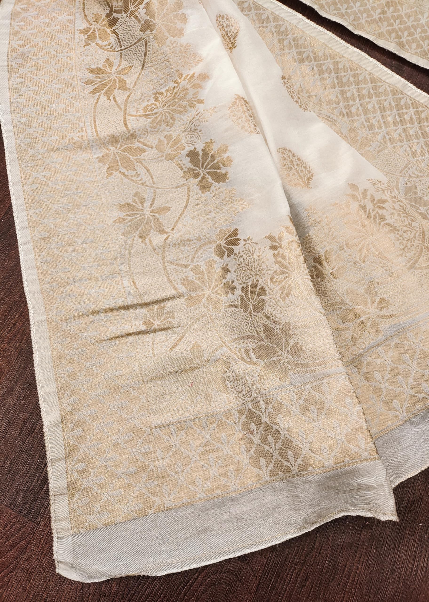 TRENDMALLS Damen Jacquard Seide Blumenmuster Dupatta (D06-WhiteGolden), Weiss/opulenter Garten, Einheitsgröße