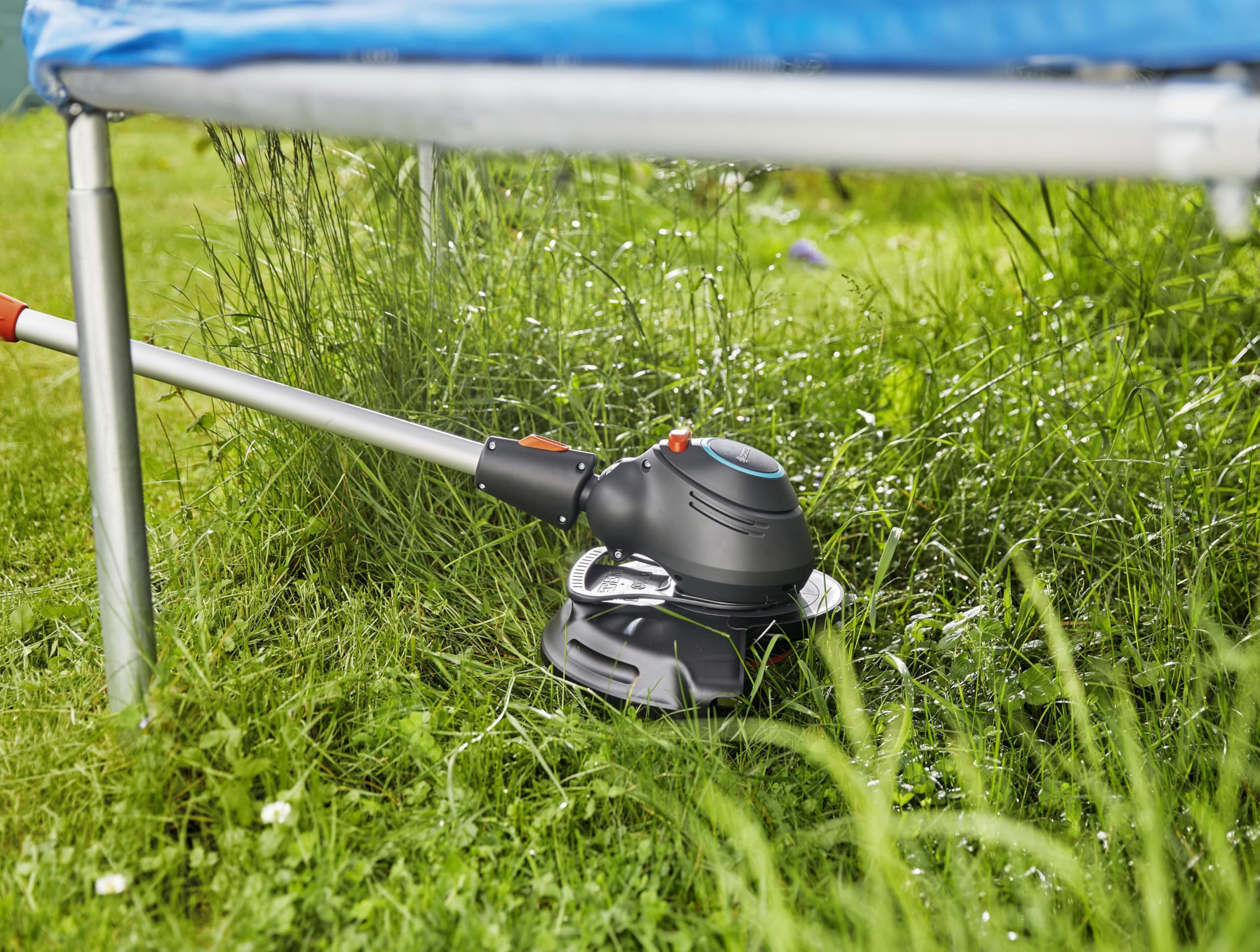 Gardena Elektro-Trimmer Comfortcut 550/28: Rasentrimmer Mit Verstellbarem Griff, Abwinkelbarem Sowie Schwenkbarem Trimmerkopf Und Ausklappbarem Pfalnzenschutzbügel, 280 Mm Schnittkreis (9872-20)