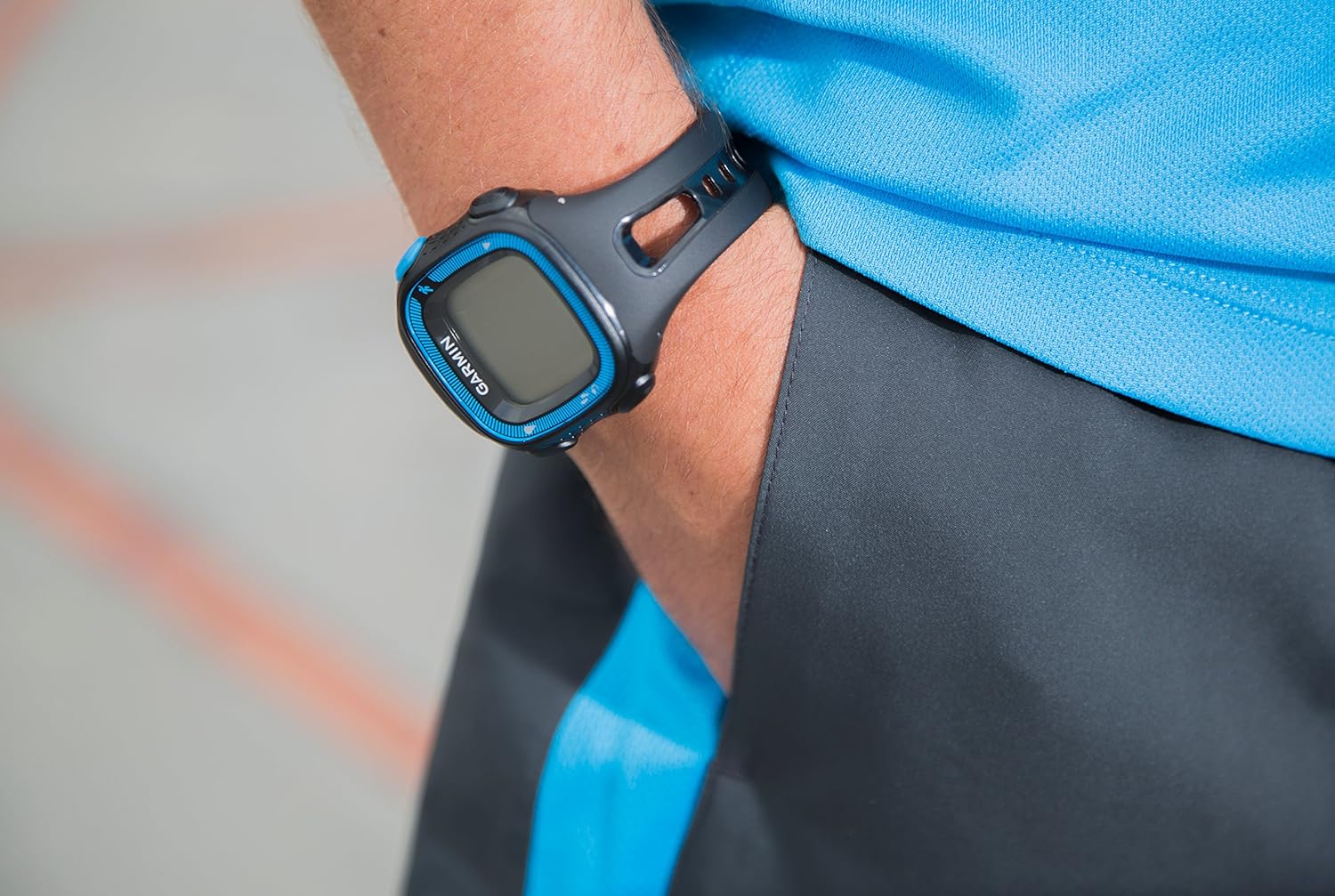 Garmin 010-01241-50 Garmin Forerunner 15 Large Blue/Black Bundle with Chest Strap HRM Europe Version