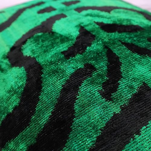 Miniatura 4 de Almohada decorativa hecha a mano con relleno de plumón estampado de tigre verde funda de cojín lumbar de seda de terciopelo suave para sala de estar