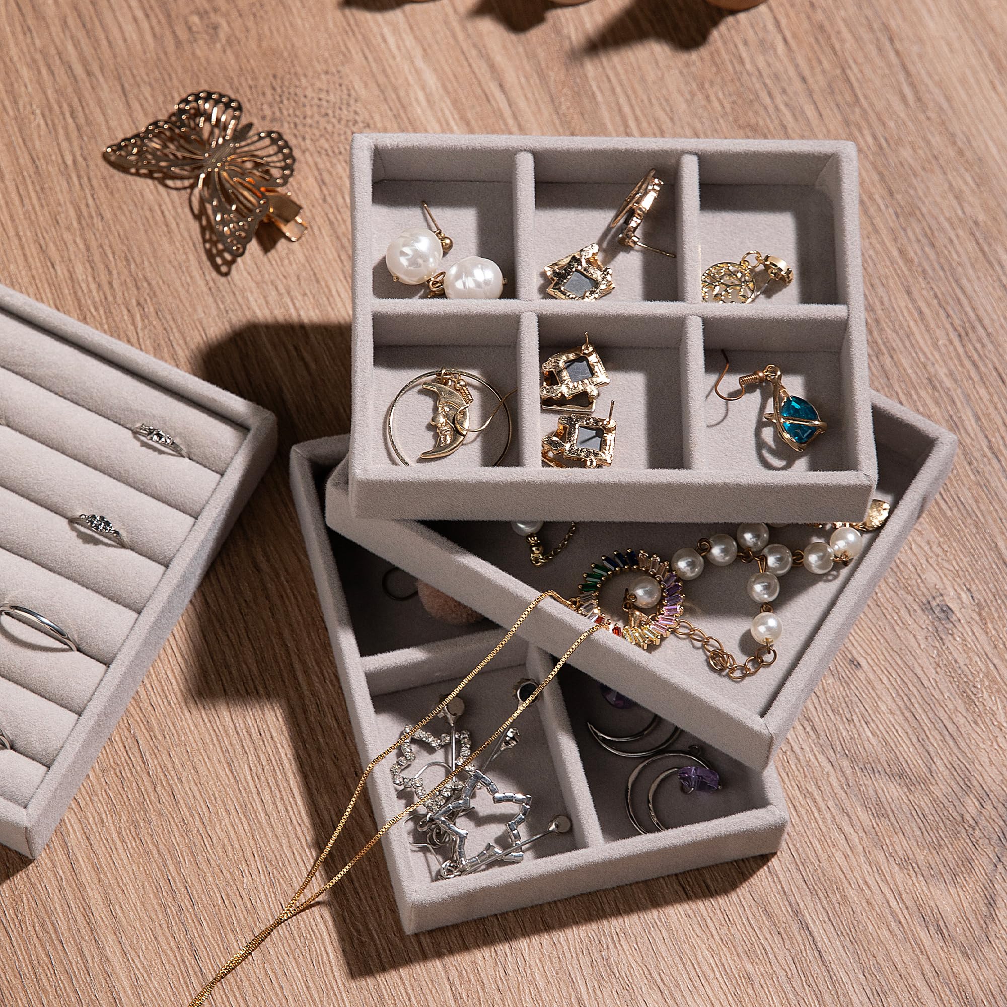 Frebeauty Stapelbare fluwelen sieradenorganizers voor lades Inzetstukken Sieradenopslag Vitrines Oorbellen Armbanden Kettingen Ringen Accessoires Dienbladen voor vrouwen (set van 4, grijs