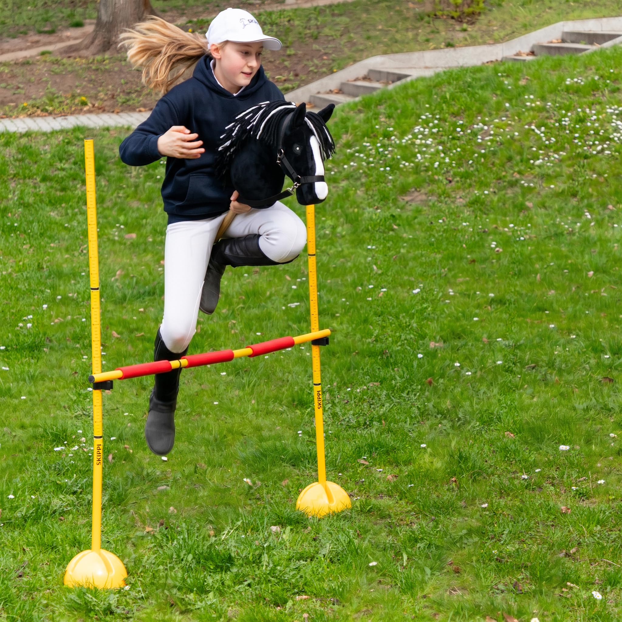 SKIPPI Hobby Horse Schwarz, A3 Steckenpferd mit Halfter und Zügeln im Set | Schwarzes Stockpferd mit Blesse und zweifarbiger Mähne, Hobby Horsing Pferd